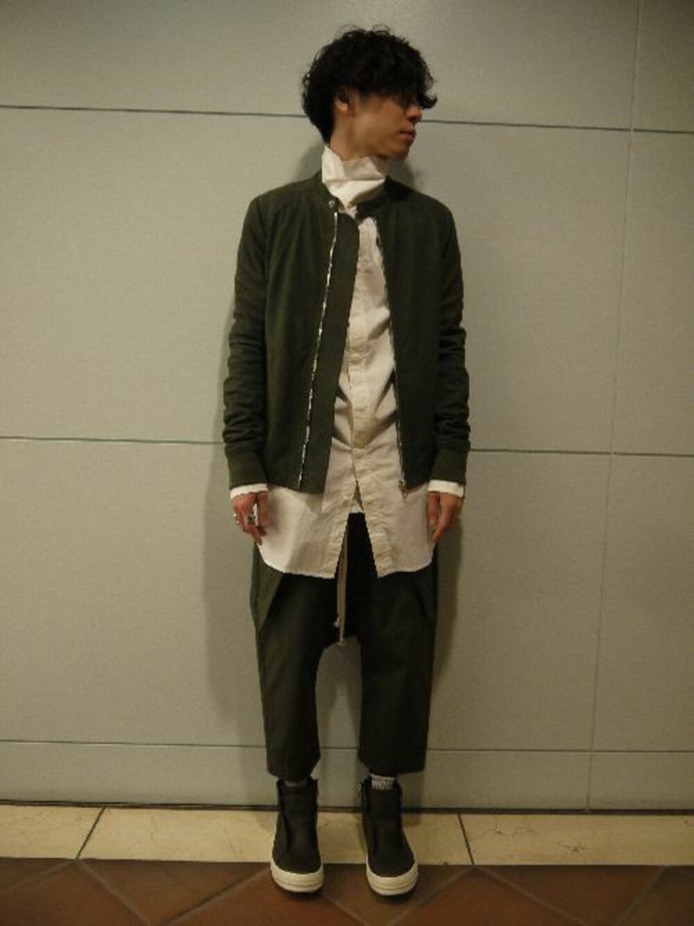 シルバー系のリングを着用したメンズの冬コーディネートの1枚目の写真