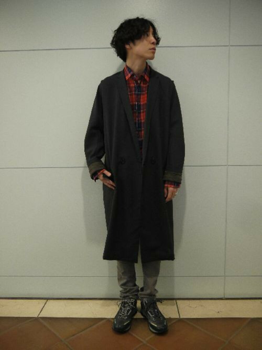 ブルー系のソックス/靴下を着用したメンズの春コーディネートの1枚目の写真