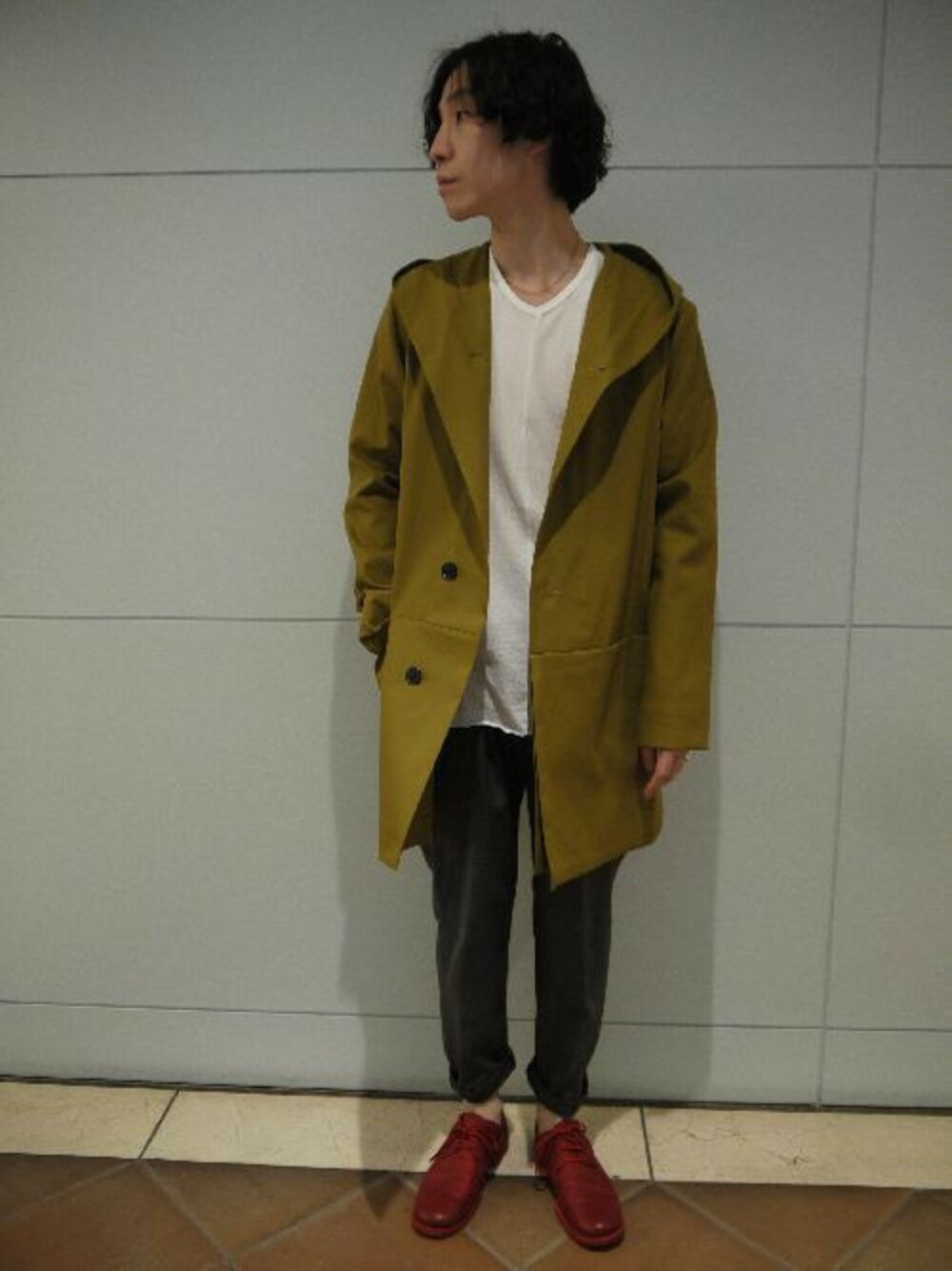 ゴールド系のリングを着用したメンズの春コーディネートの1枚目の写真