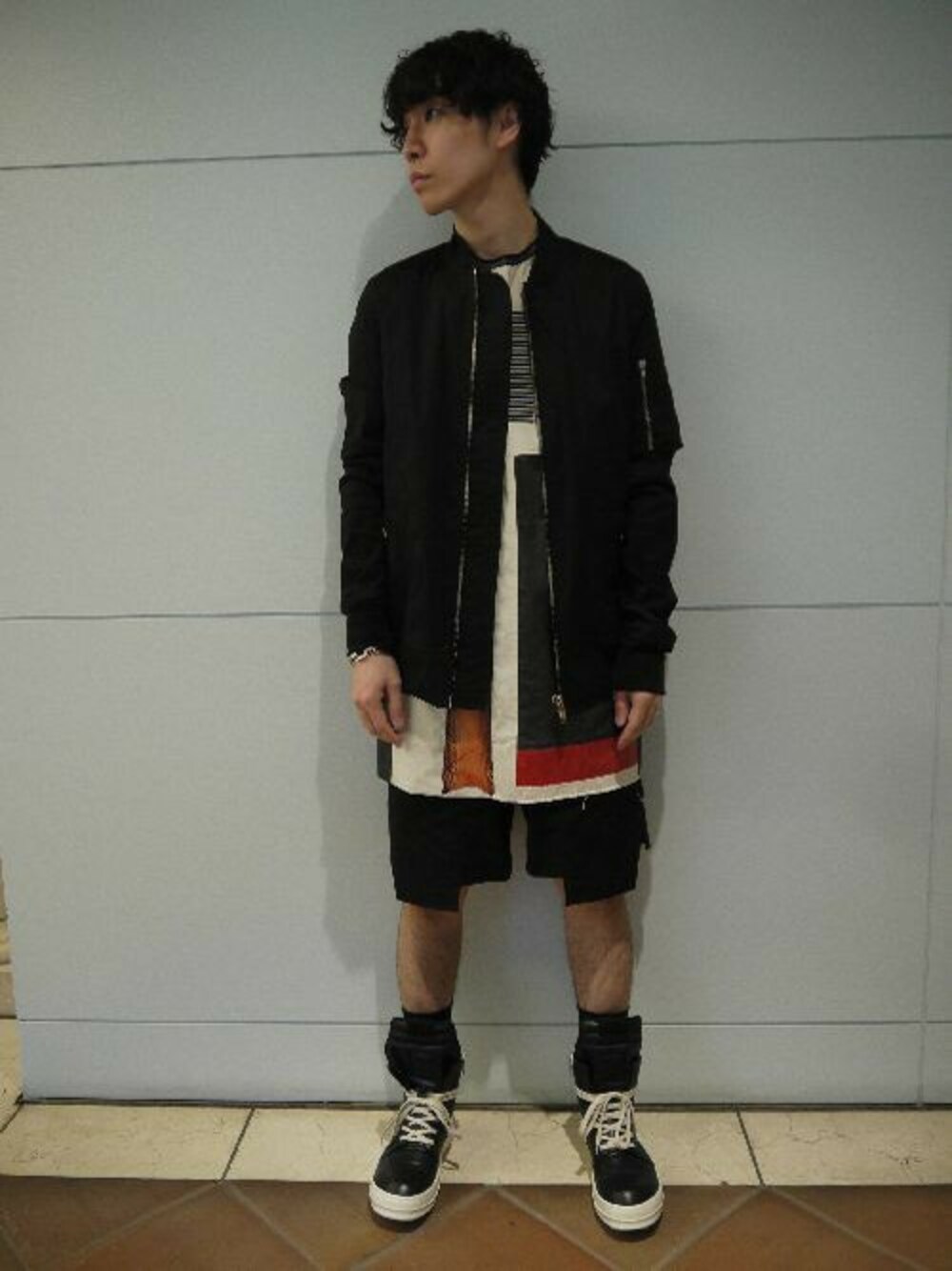 ブラック系のソックス/靴下を着用したメンズの春コーディネートの1枚目の写真