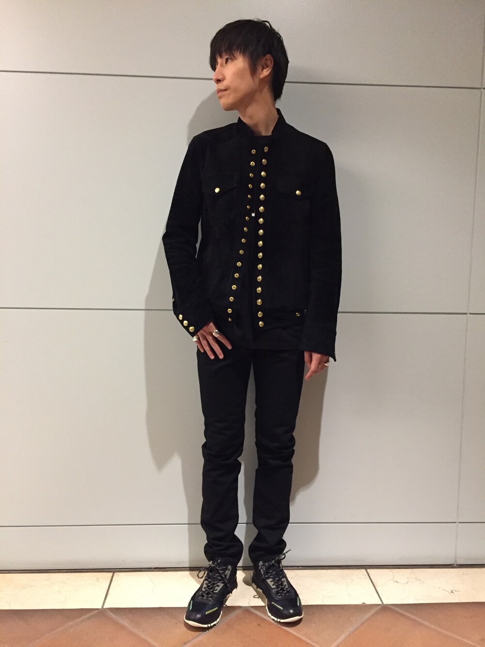 「TAKAHIROMIYASHITA The SoloIst. 、LANVIN」｜「TAKAHIROMIYASHITATheSoloIst.のアイテム（ジャケット/アウター、ブラック系）」を使った、fujisakiさん（メンズ・172cm）の秋コーディネートの1枚目の写真