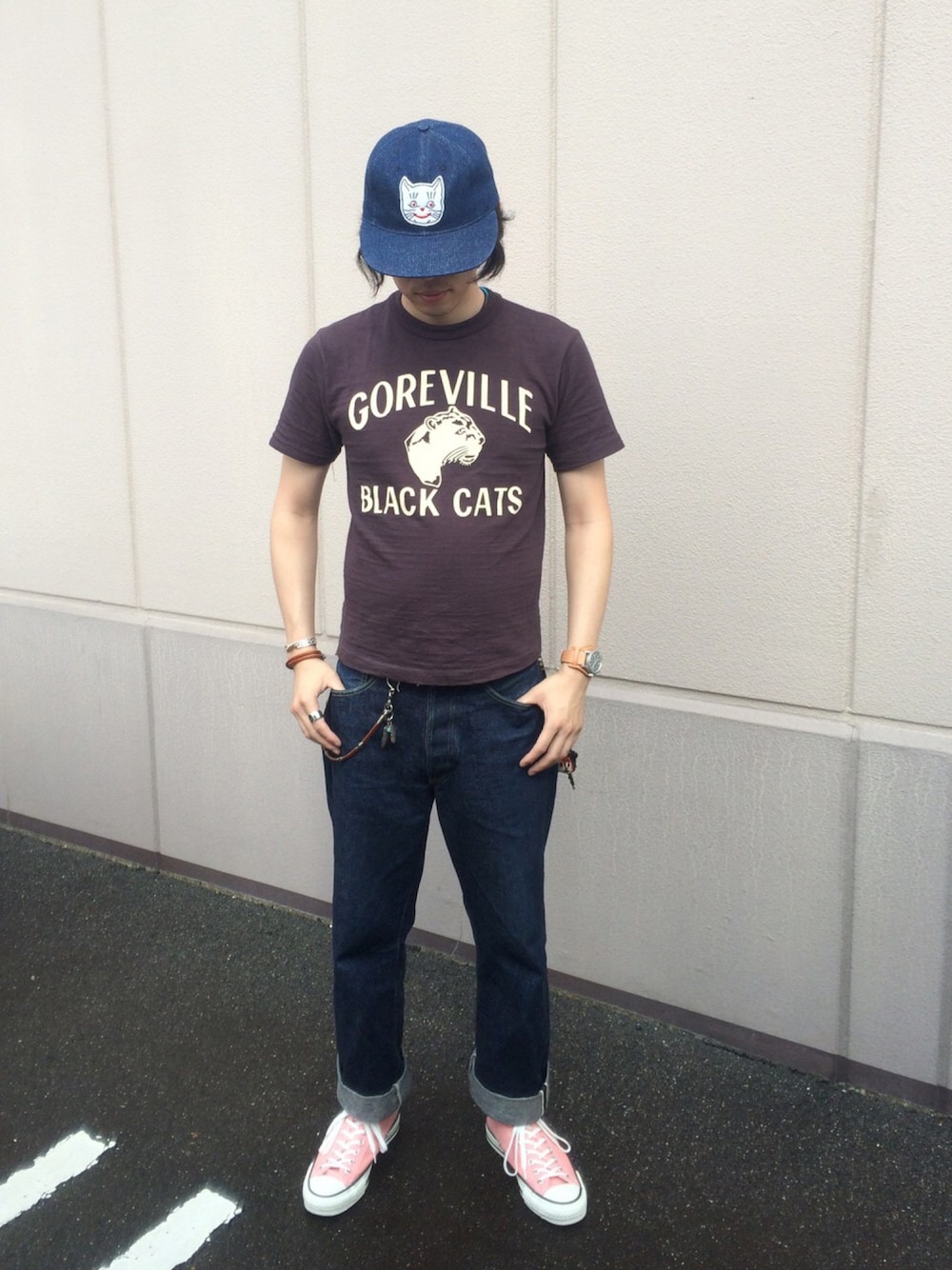 「にゃんこ祭り、桐畑トール、EBBETS FIELD FLANNELS、CA4LA、WAREHOUSE、Tシャツ、Gパン、converse、アメカジ、猫」｜「WAREHOUSEのアイテム（Tシャツ/カットソー、ブラック系）」を使った、koji otaさん（メンズ・168cm）の夏コーディネートの1枚目の写真