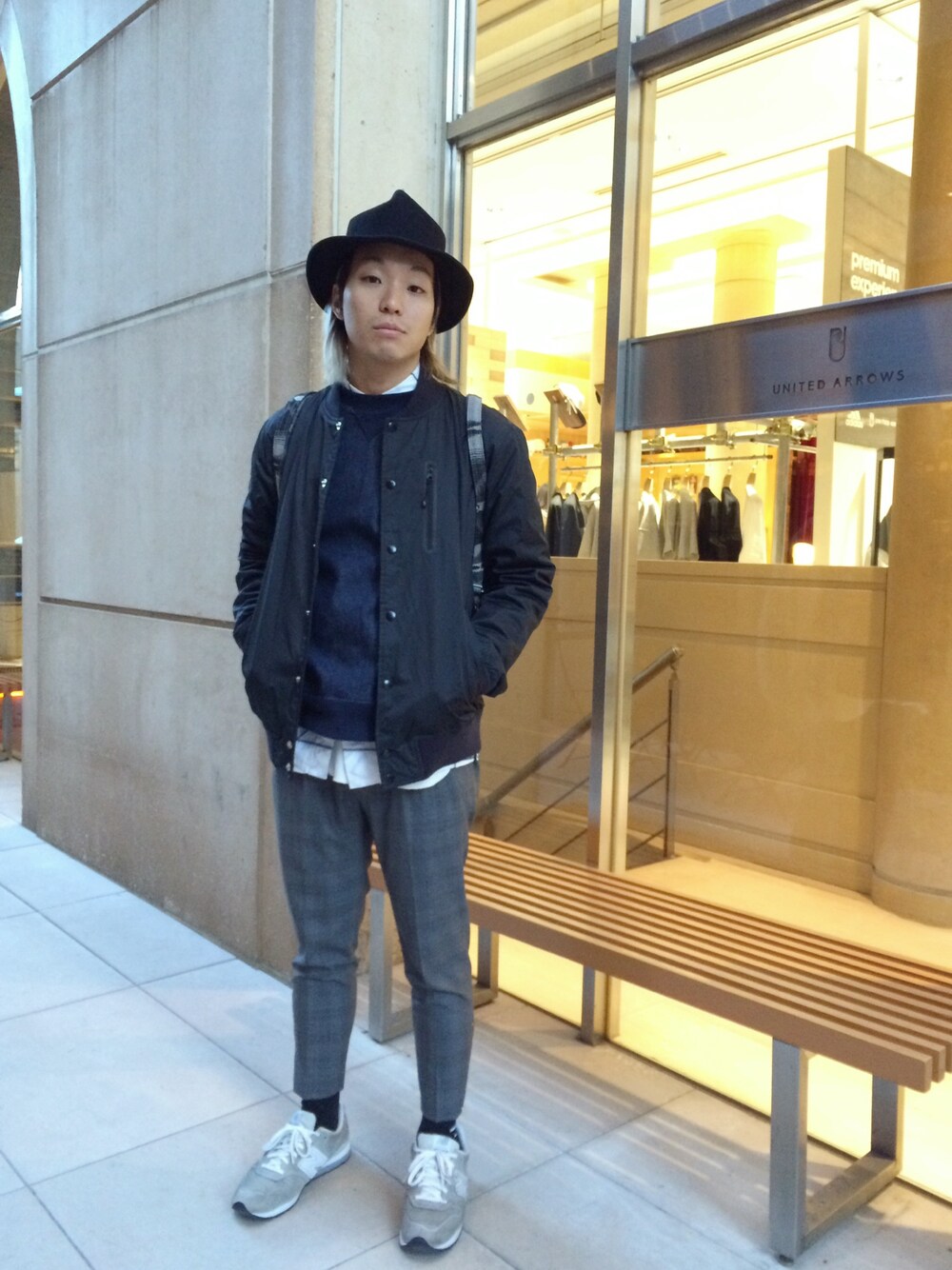 「MONKEY TIME、New Balance、BEAUTY&YOUTH UNITED ARROWS、スニーカー、ハット、スウェット、シャツ×スウェット」｜「BEAUTY&YOUTH UNITED ARROWSのBY  デニム×スウェット クルーネック（スウェット、ブルー系）」を使った、衛千迅さん（メンズ・166cm）の春コーディネートの1枚目の写真