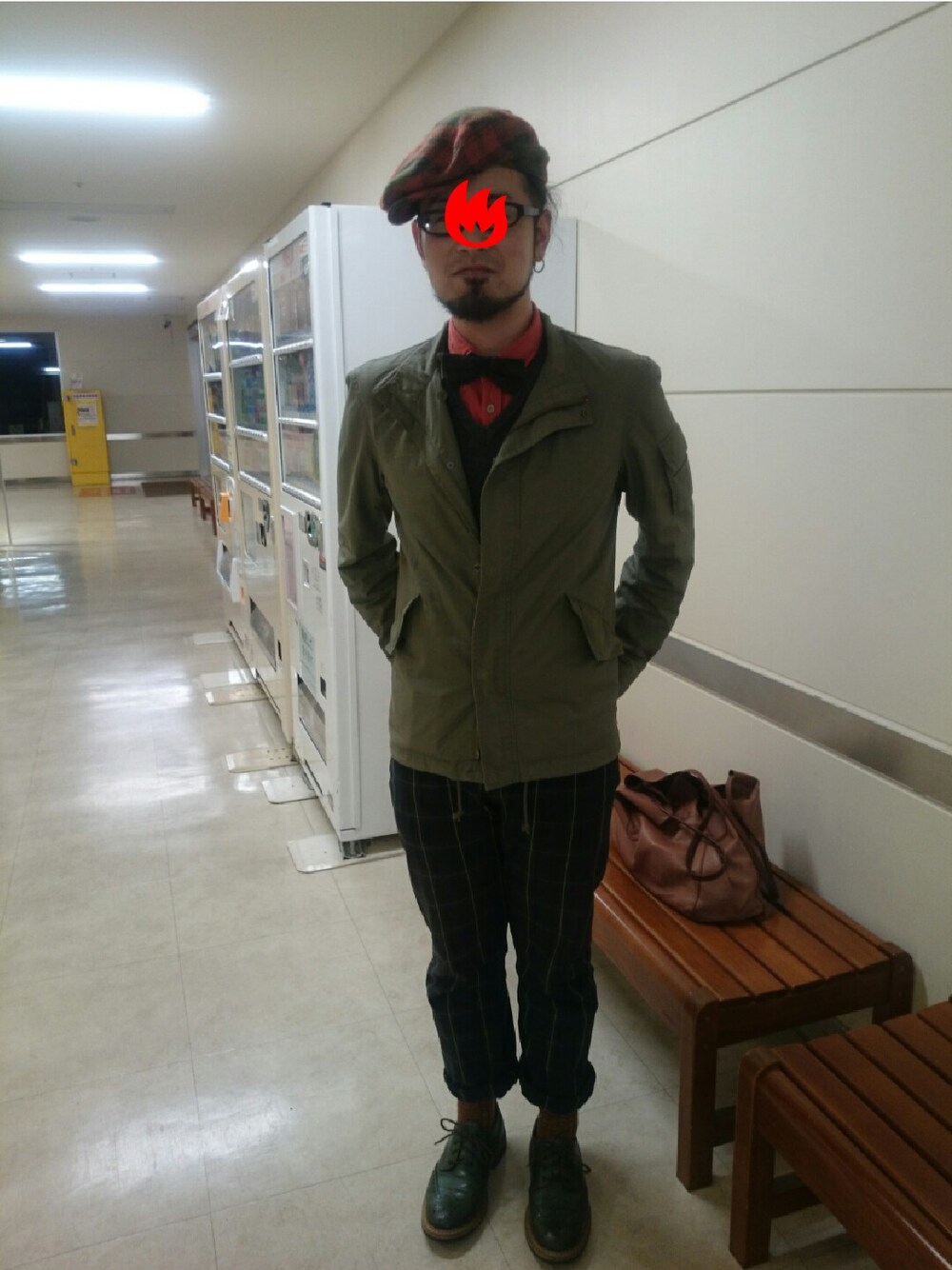 グレー系のベスト、グリーン系のミリタリージャケット、グリーン系の蝶ネクタイを着用したメンズの秋コーディネートの1枚目の写真