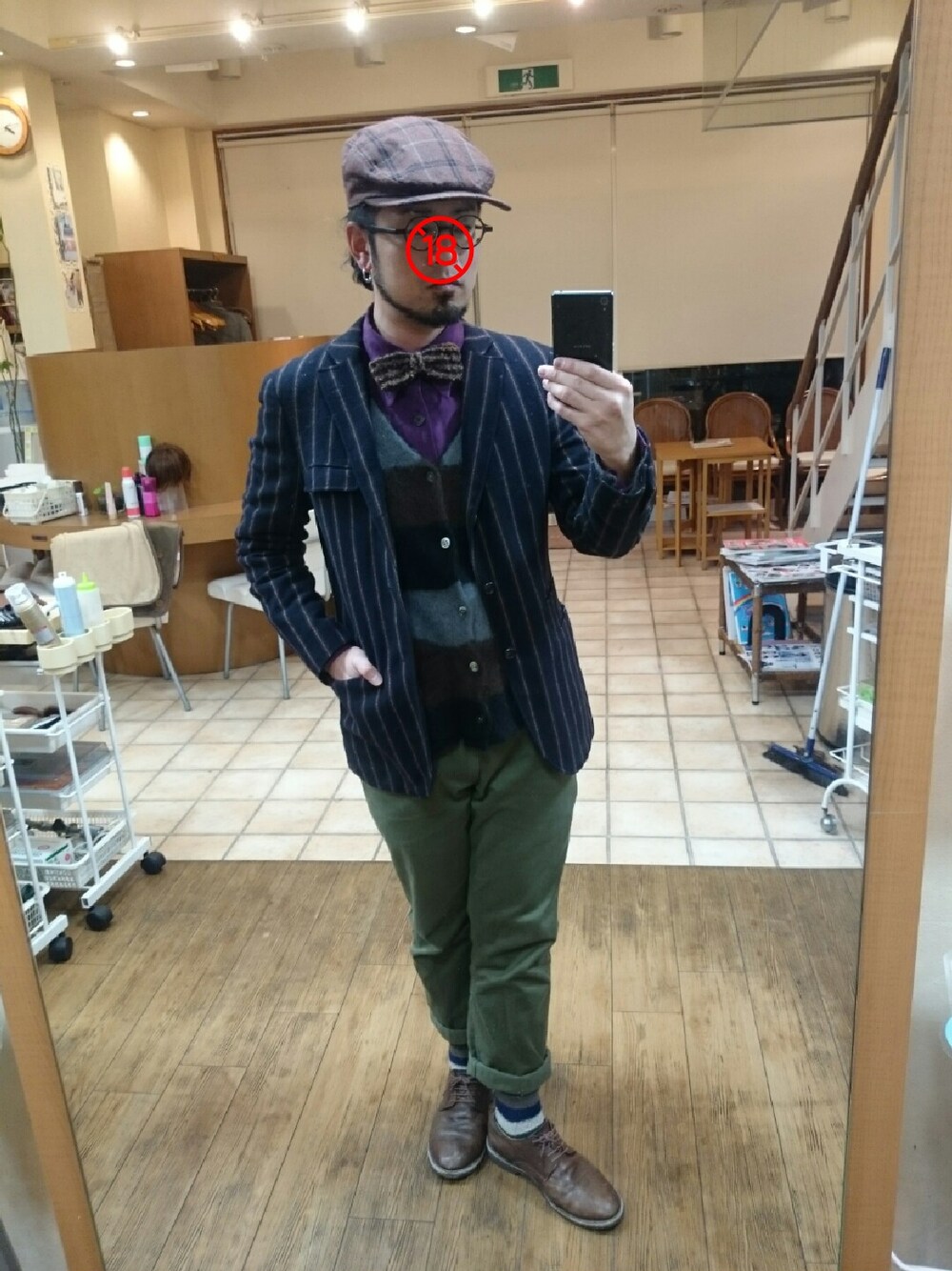 その他のジャケット/アウター、グリーン系のパンツ、ブラウン系の蝶ネクタイを着用したメンズの冬コーディネートの1枚目の写真