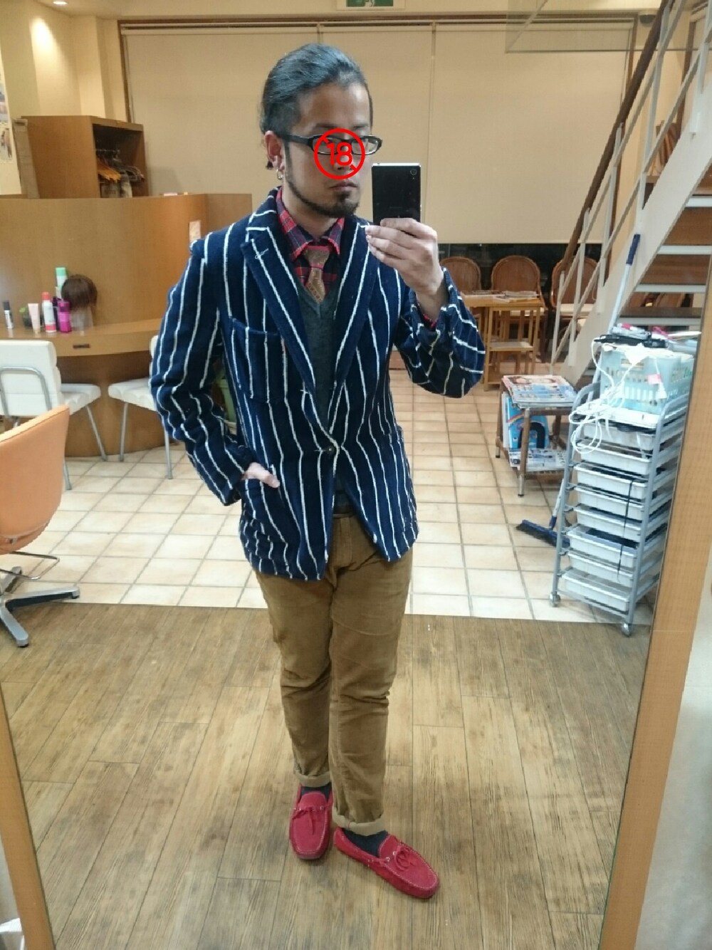 レッド系のモカシン/デッキシューズ、イエロー系のパンツ、その他のシャツ/ブラウスを着用したメンズの冬コーディネートの1枚目の写真