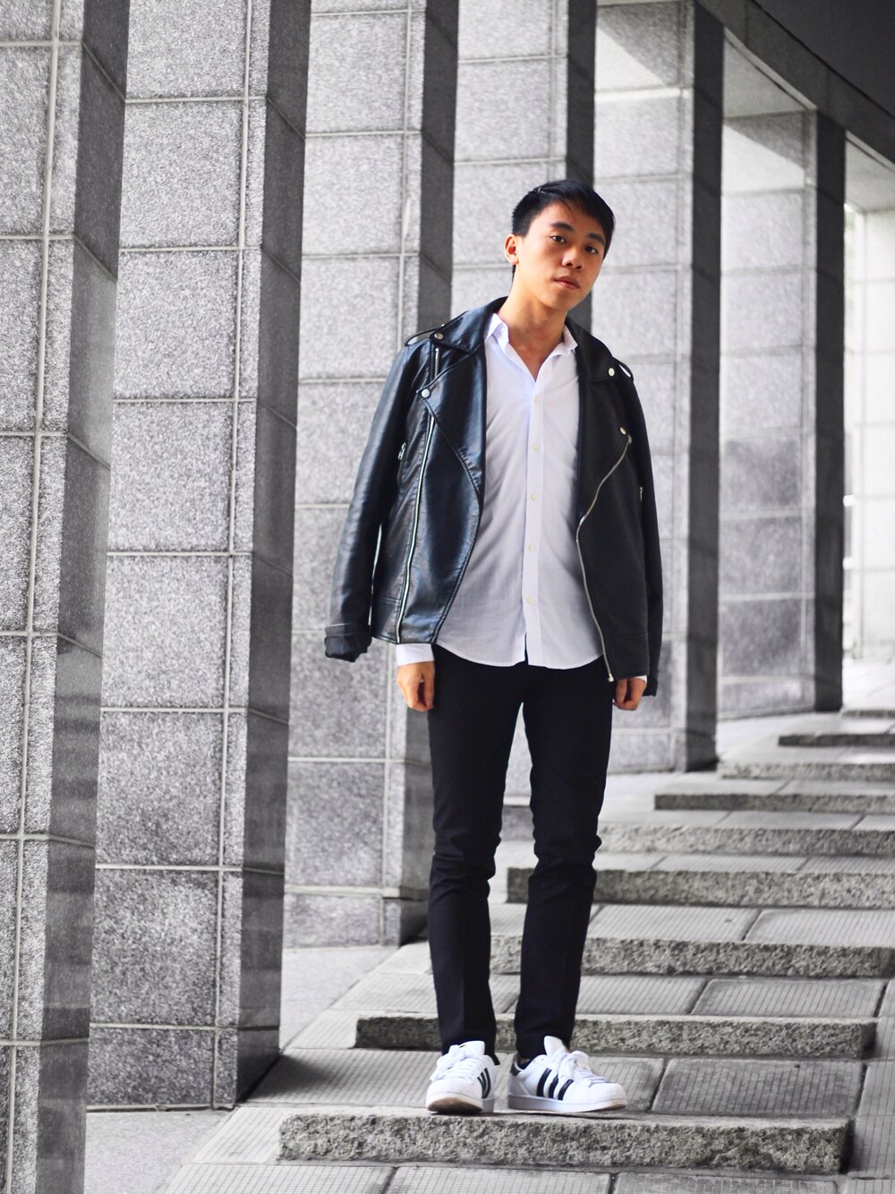 「hongkong」｜「FOREVER 21の[MEN]フェイクレザーライダースジャケット（ジャケット/アウター、ホワイト系）」を使った、Danielさん（メンズ・170cm）の春コーディネートの1枚目の写真