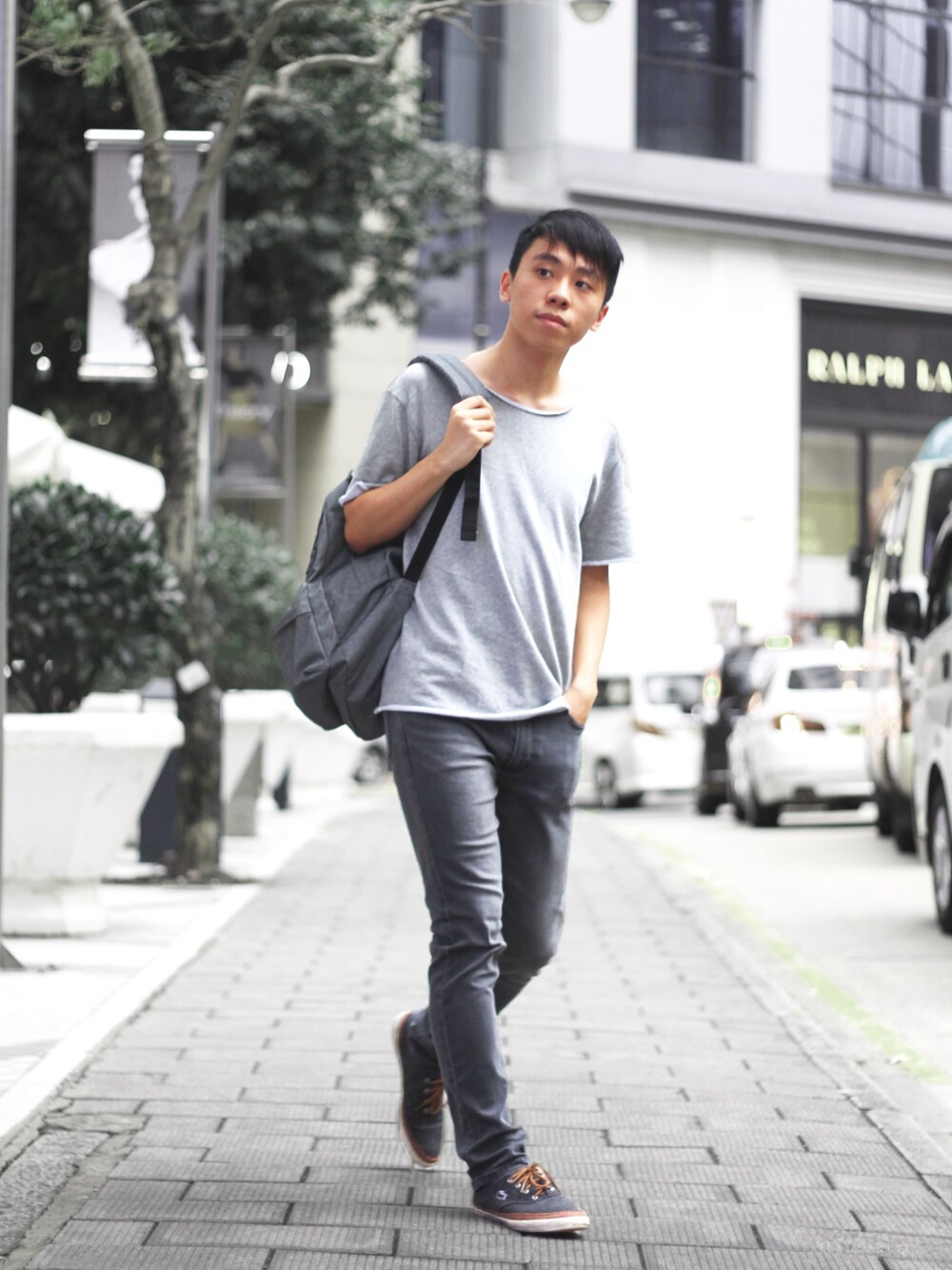 「hongkong」｜「LOWRYS FARMのアイテム（Tシャツ/カットソー、グレー系）」を使った、Danielさん（メンズ・170cm）の春コーディネートの1枚目の写真