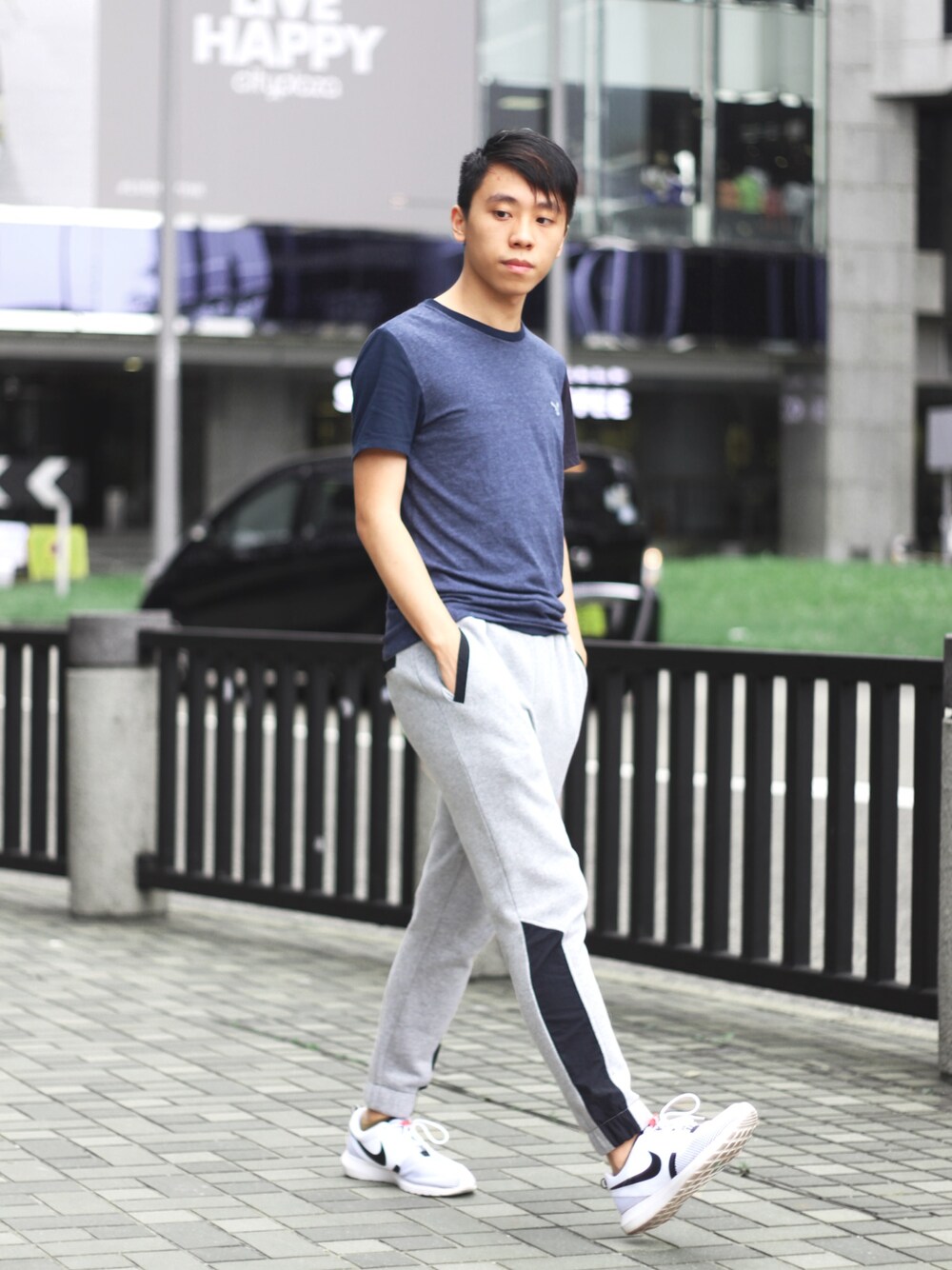 「Hong Kong」｜「TOPMANのアイテム（パンツ、グレー系）」を使った、Danielさん（メンズ・170cm）の春コーディネートの1枚目の写真