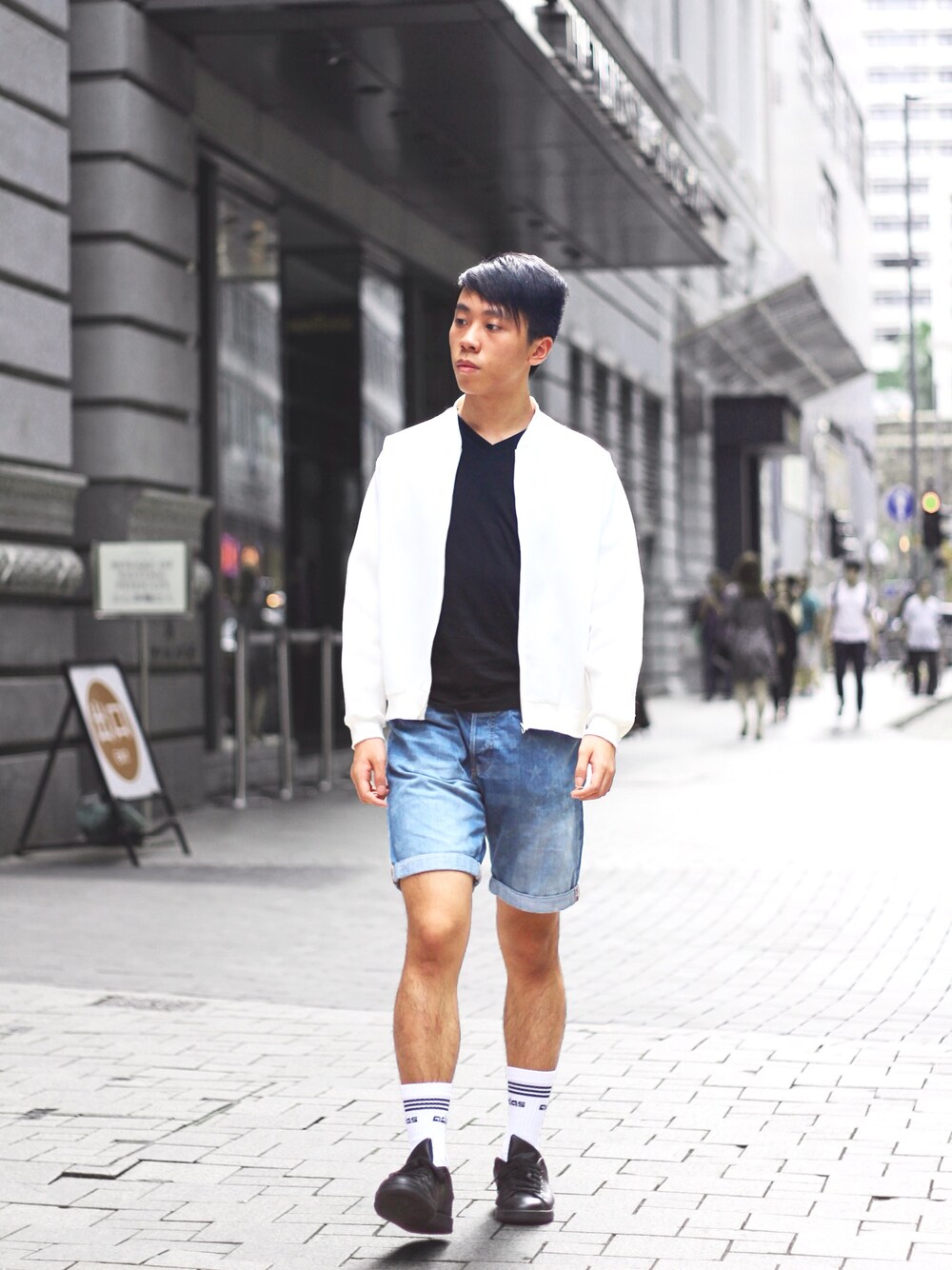 「hongkong」｜「adidas Originalsのアイテム（スニーカー、ブラック系）」を使った、Danielさん（メンズ・170cm）の春コーディネートの1枚目の写真