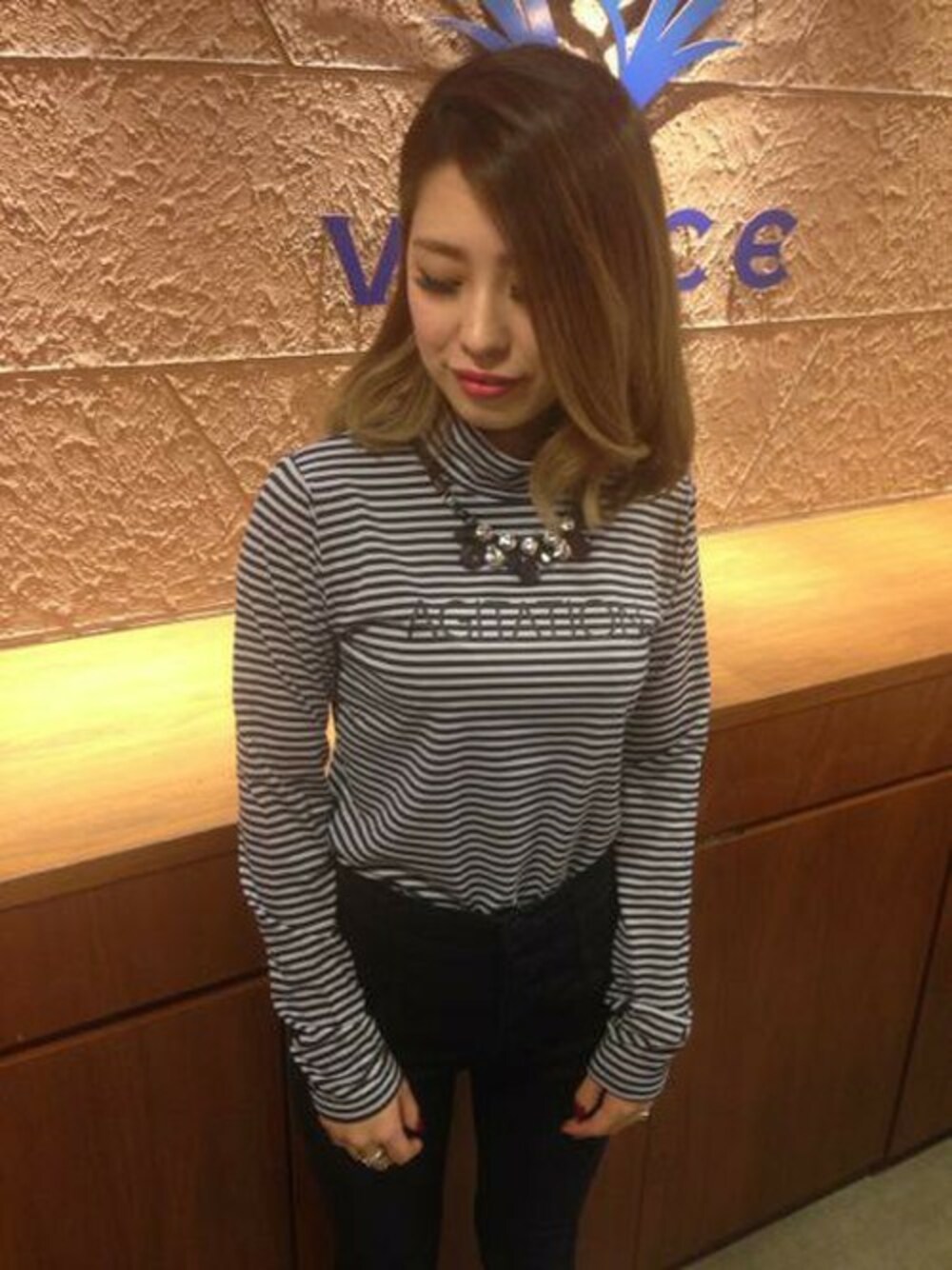 ホワイト系のTシャツ/カットソー、ブルー系のその他パンツ、グレー系のネックレスを着用したレディースの冬コーディネートの1枚目の写真