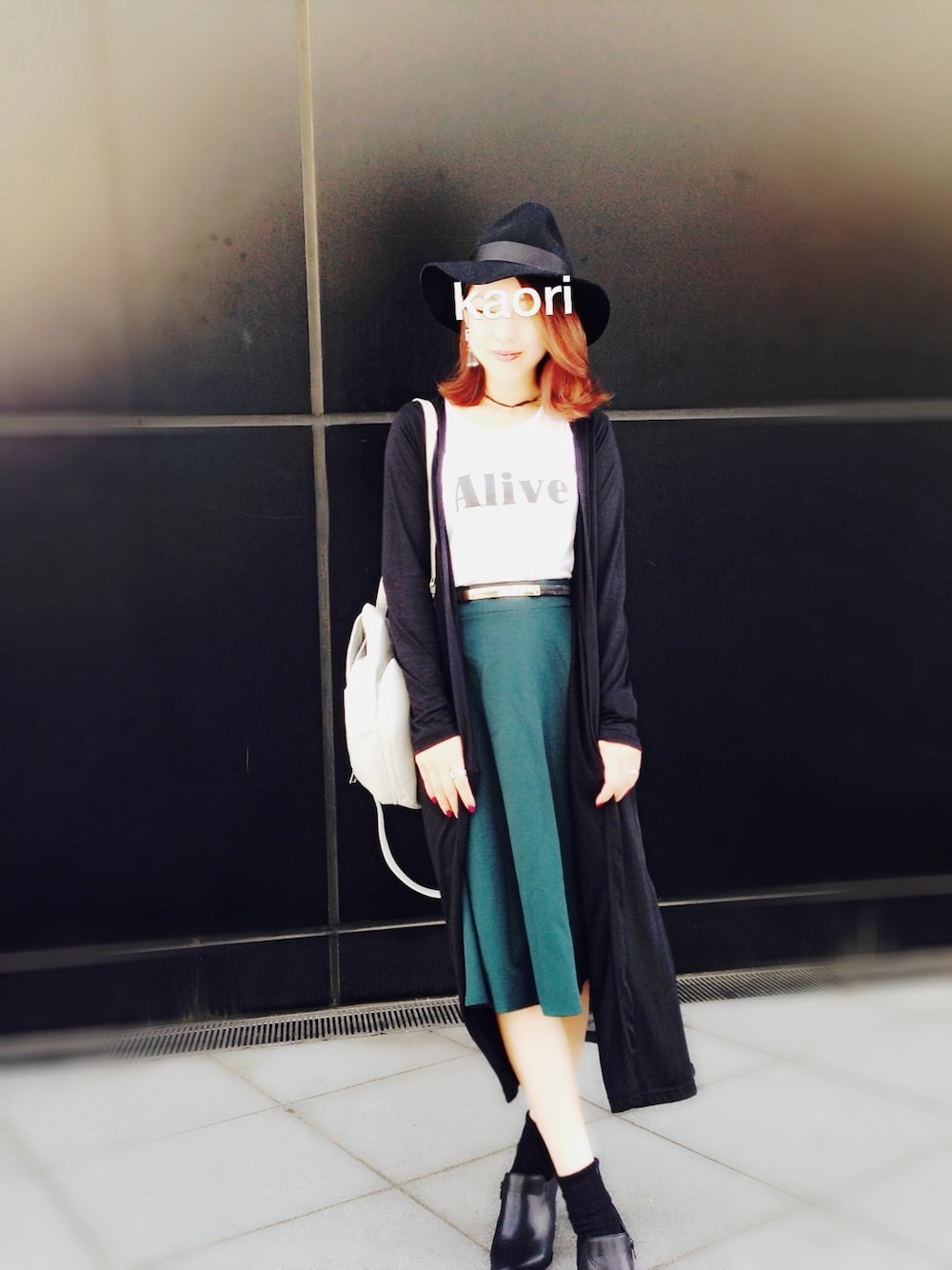 「EMODA、ロング丈、スカート、ツバ広ハット」｜「EMODAのalive box T/T（タンクトップ、ホワイト系）」を使った、kaoriさん（レディース・157cm）の秋コーディネートの1枚目の写真