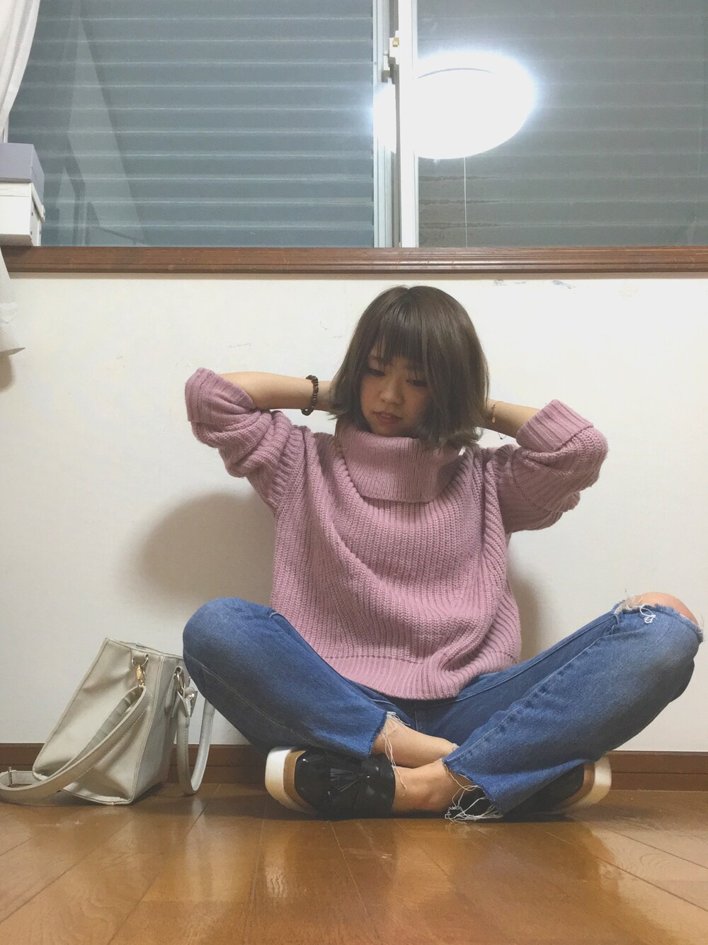 「ピンク、タートルネックニット、ニット、デニム、10/26はデニムの日、10月26日はデニムの日、autumn、オトナカジュアル、カリフォルニア」｜「ROXYのアイテム（ブレスレット、ブラウン系）」を使った、Aknさん（レディース・151cm）の秋コーディネートの1枚目の写真