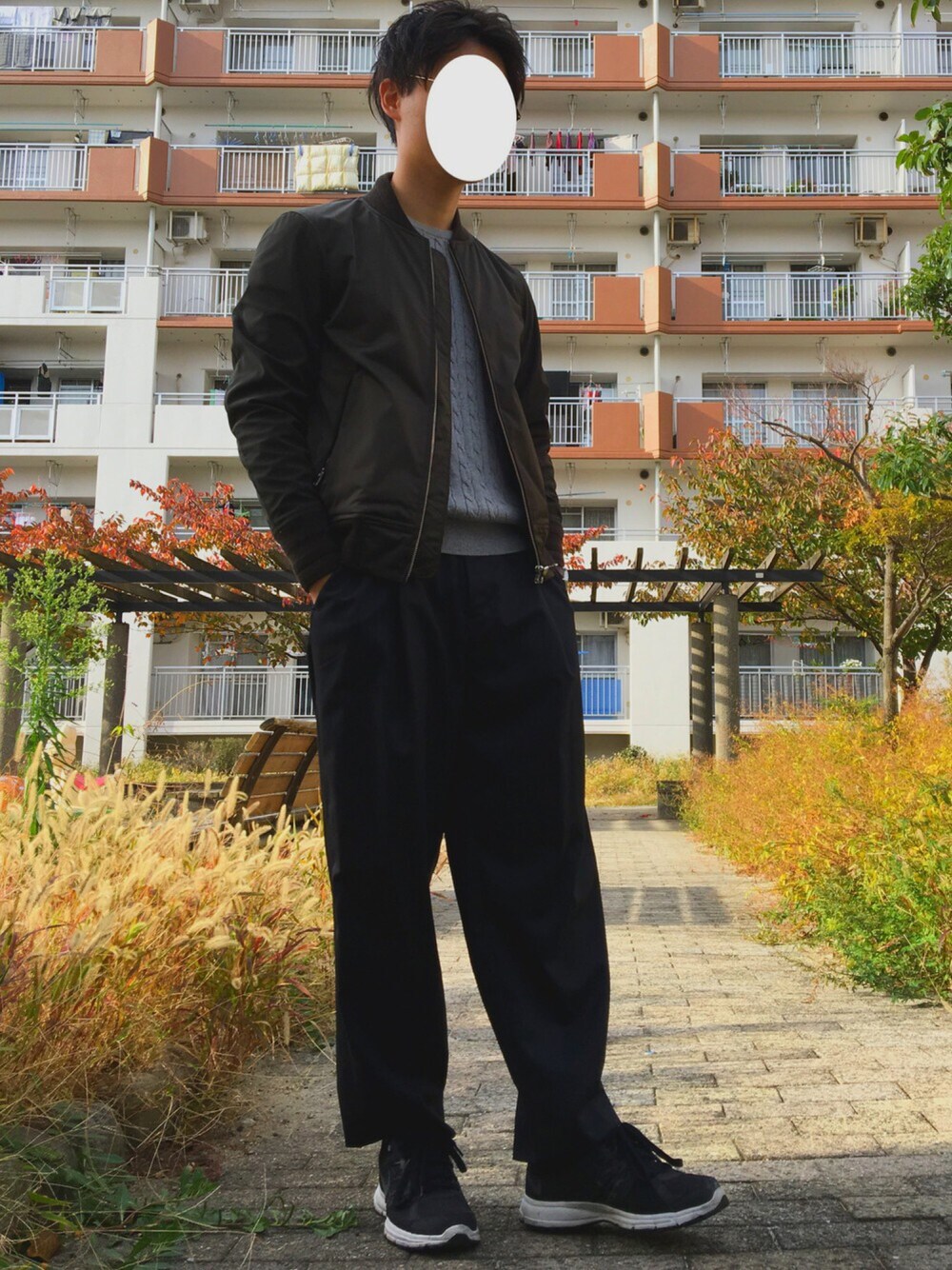 「休日スタイル、キレイめ、オトナカジュアル、ラフ、モード、黒、MA-1、UNIQLO、UNITED TOKYO、STUDIOUS」｜「UNITED TOKYOのストレッチサテンMA-1（MA-1、グリーン系）」を使った、ばやんさん（メンズ・170cm）の秋コーディネートの1枚目の写真
