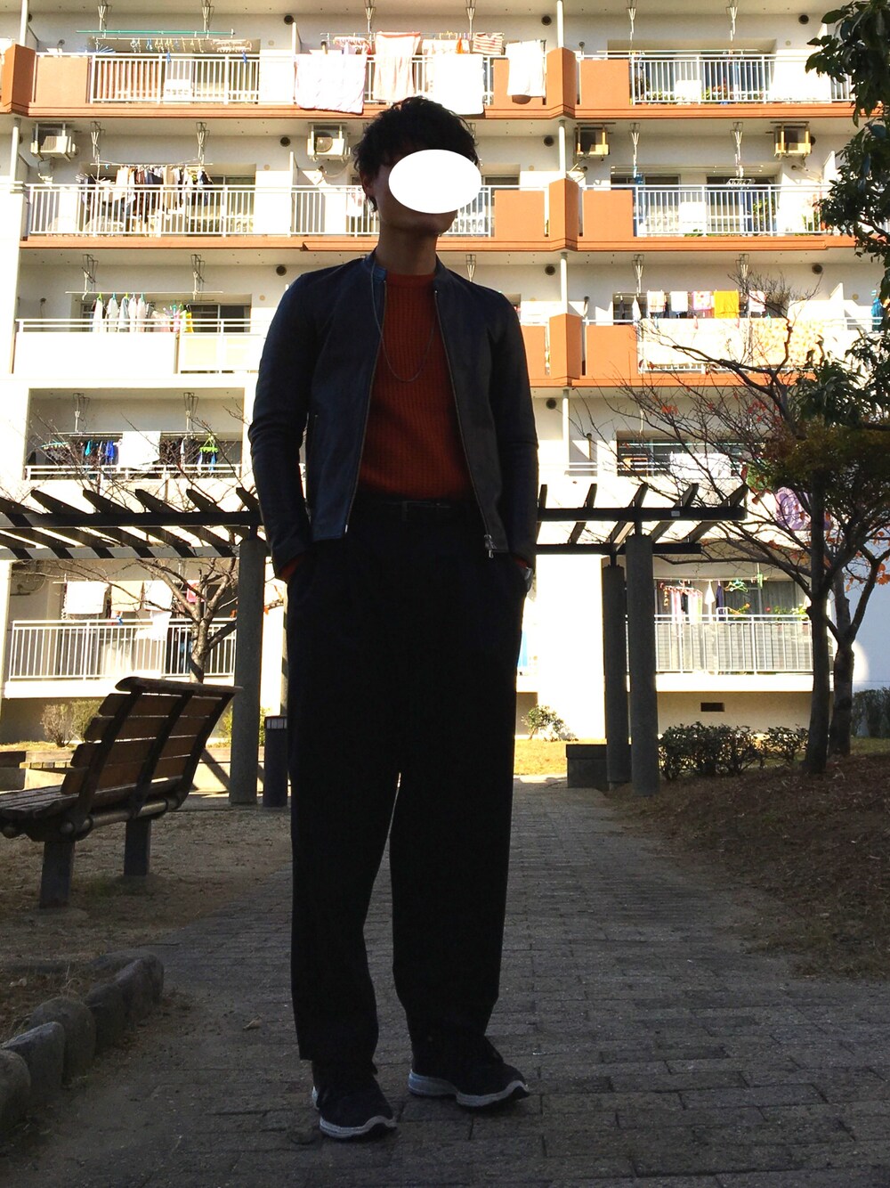 「シンプル、休日スタイル、UNIQLO、ワイドパンツ、GU、STUDIOUS、ライダースジャケット、Aライン」｜「STUDIOUSのSTUDIOUS ソフトラムシングルライダース-made in japan- （ライダースジャケット、ブラック系）」を使った、ばやんさん（メンズ・170cm）の冬コーディネートの1枚目の写真