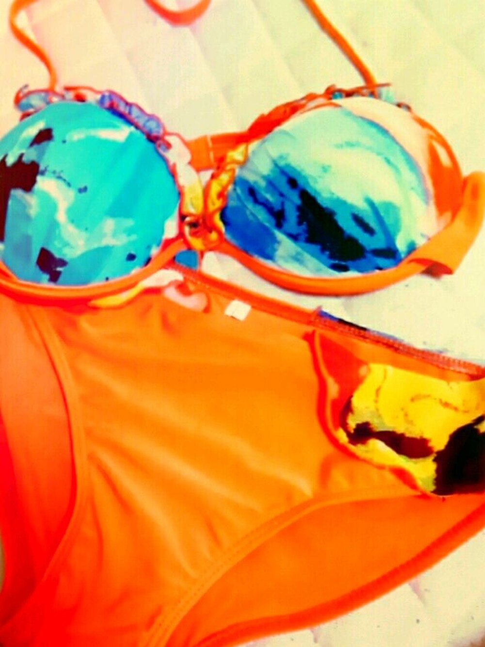 「フラワー柄、ビキニ、オレンジ、夏、ビーチスタイル、水着、可愛い」｜「ArtSuのアイテム（水着、オレンジ系）」を使った、ちげさん（レディース・142cm）の夏コーディネートの1枚目の写真