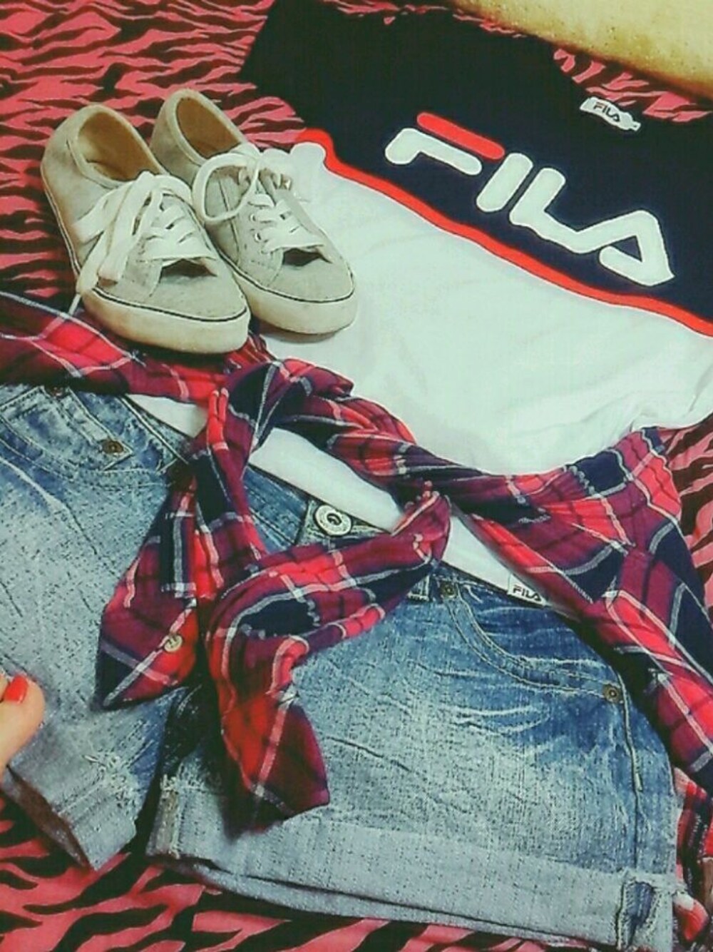 「スポーティ、シンプル、カジュアル、ラフ、チェックシャツ、FILA、スニーカー」｜「Availのアイテム（デニムパンツ、ブルー系）」を使った、ちげさん（レディース・142cm）の夏コーディネートの1枚目の写真