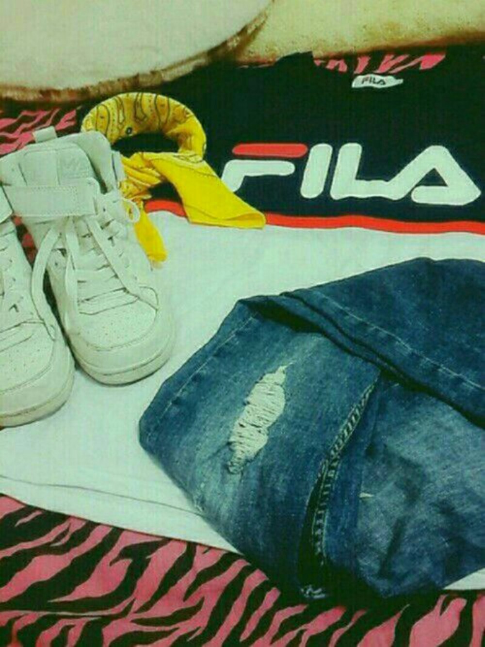 「スポーティ、シンプル、カジュアル、ラフ、FILA、ダメージデニムパンツ」｜「H&Mのアイテム（デニムパンツ、ブルー系）」を使った、ちげさん（レディース・142cm）の夏コーディネートの1枚目の写真