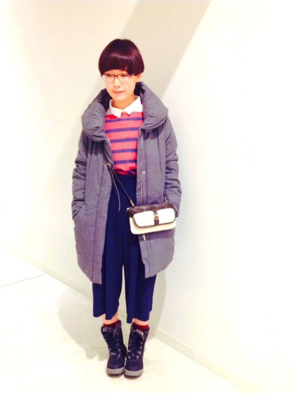 ブラック系のレインシューズ、レッド系のTシャツ/カットソー、ホワイト系のシャツ/ブラウスを着用したレディースの冬コーディネートの1枚目の写真