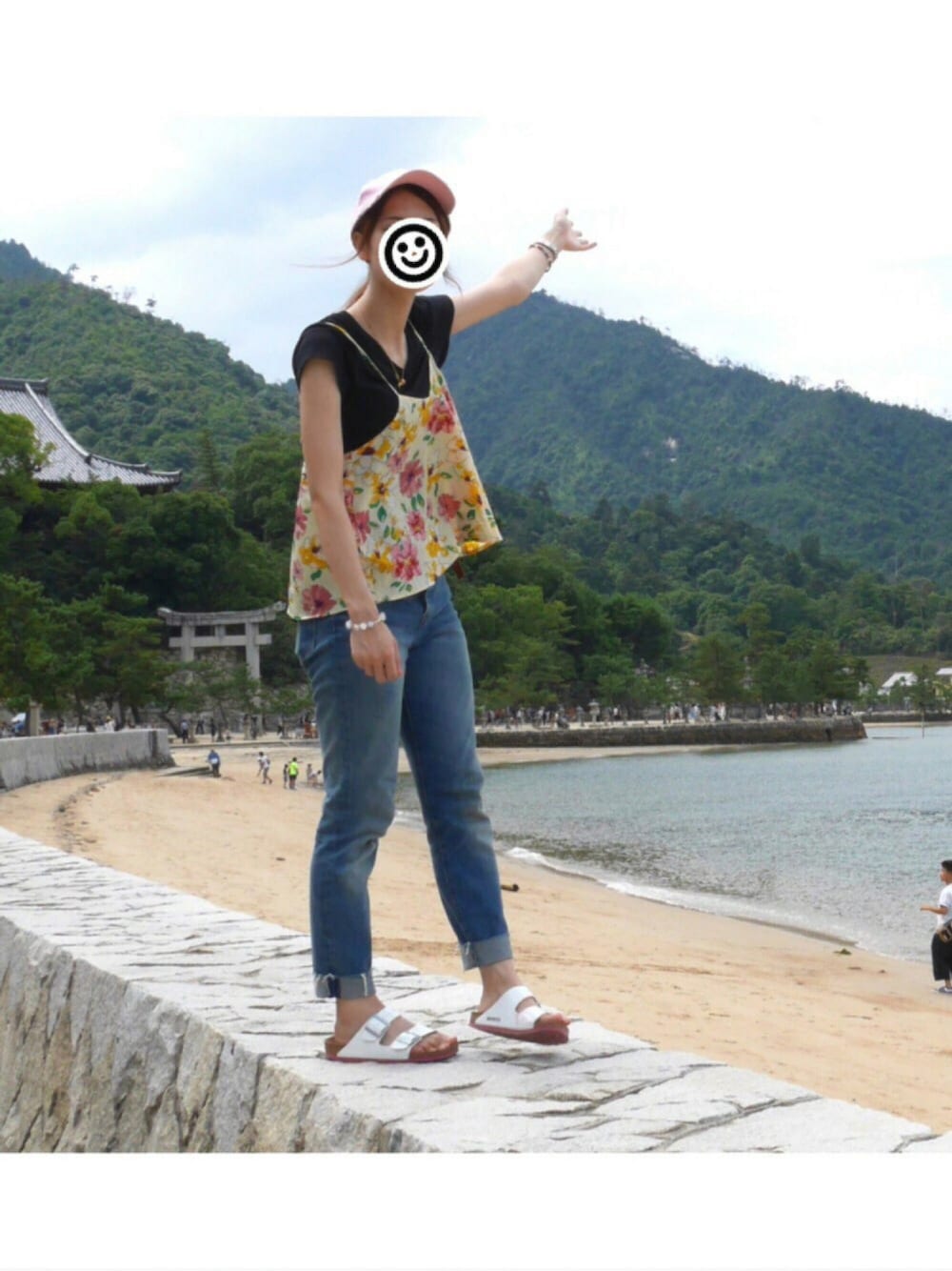 「ラフ、デニム、サンダル、ピンク、キャップ、Levi's」｜「UP STARTの花キャミセットＴシャツ（Tシャツ/カットソー、ホワイト系）」を使った、m☺︎さん（レディース・166cm）の秋コーディネートの1枚目の写真