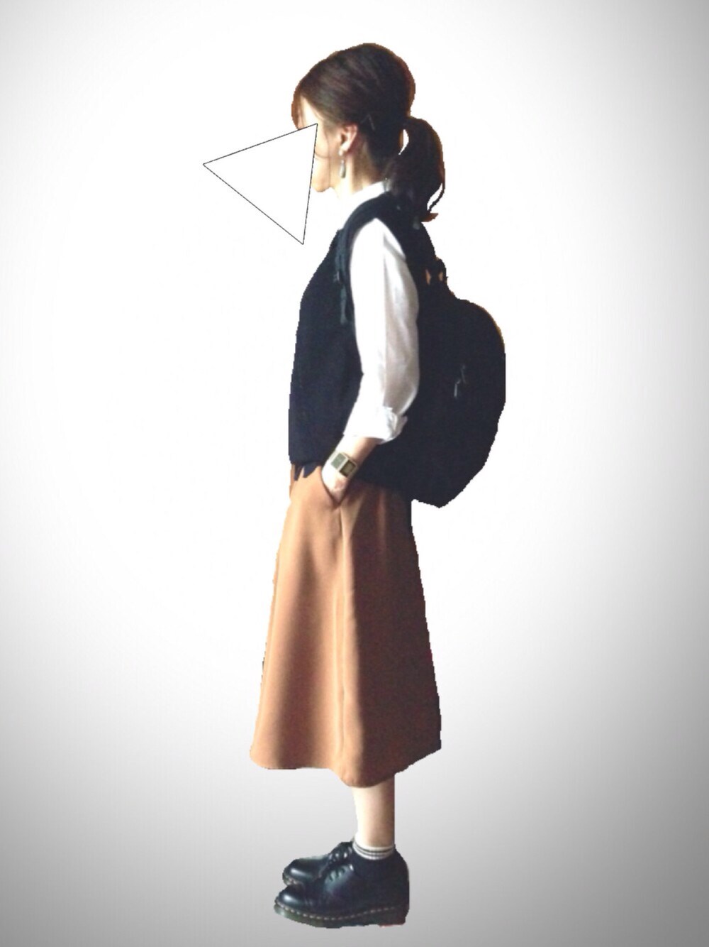 「GU、Dr.Martens、ベスト、ニットベスト、ベスト×シャツ、ガウチョパンツ、スカーチョ、ガウチョ、リュック、キャメル」｜「niko and...の畔キョウネンベスト【niko and...】（ベスト、ブラック系）」を使った、レキミさん（レディース・159cm）の秋コーディネートの1枚目の写真