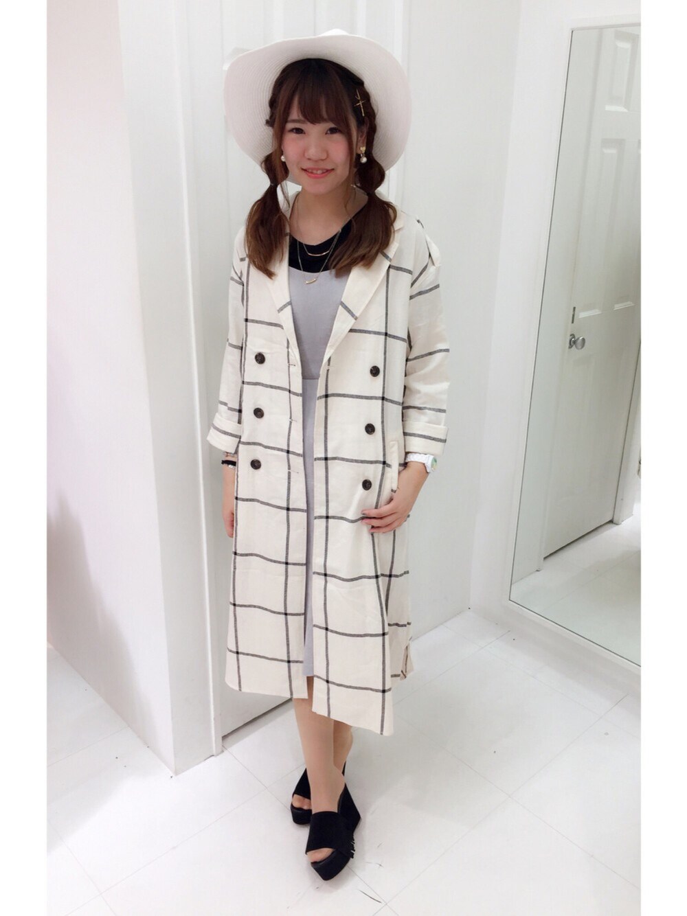 その他のその他アウター、グレー系のワンピース、ブラック系のその他シューズを着用したレディースの春コーディネートの1枚目の写真