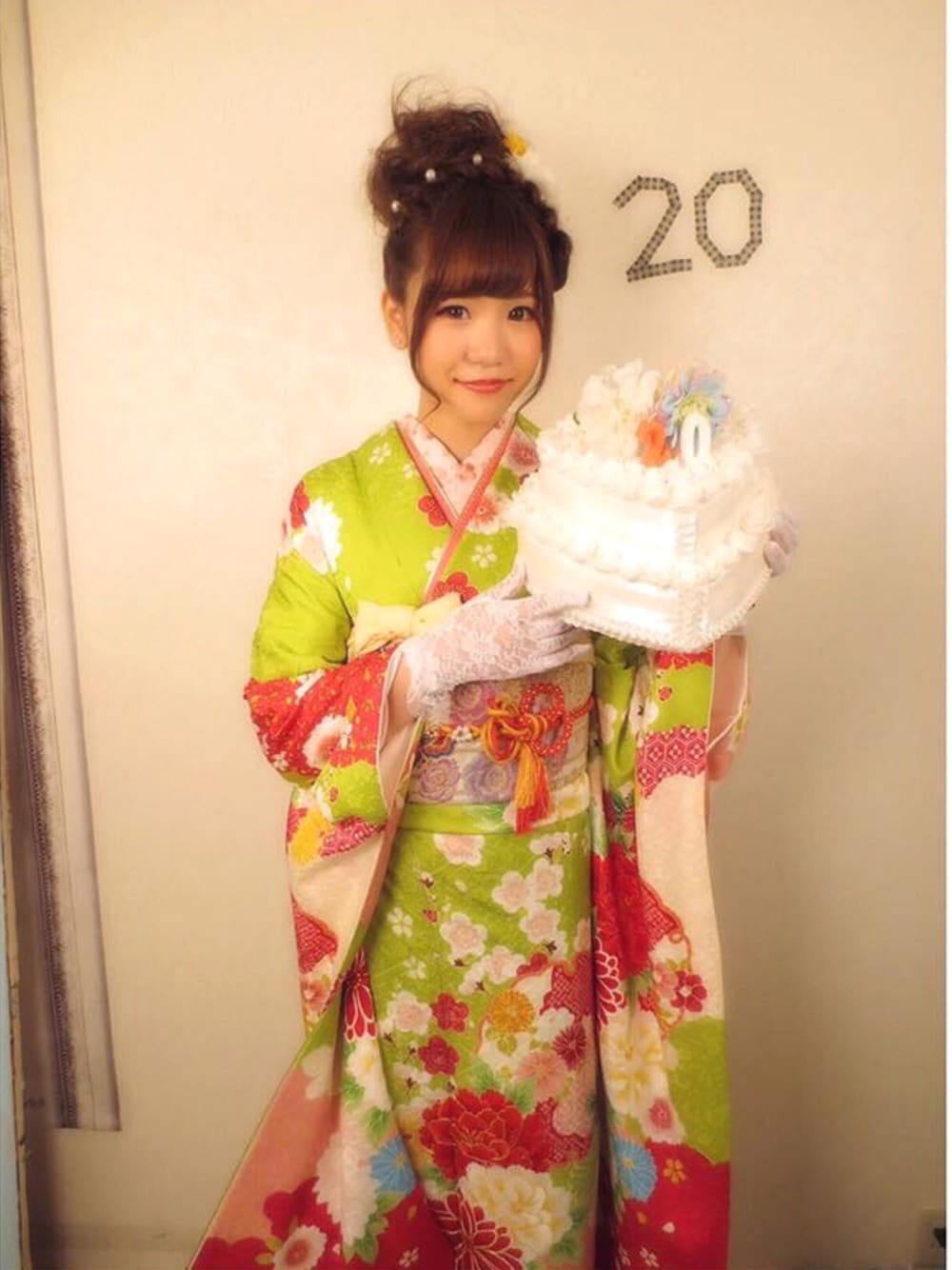 グリーン系の浴衣を着用したレディースの春コーディネートの1枚目の写真