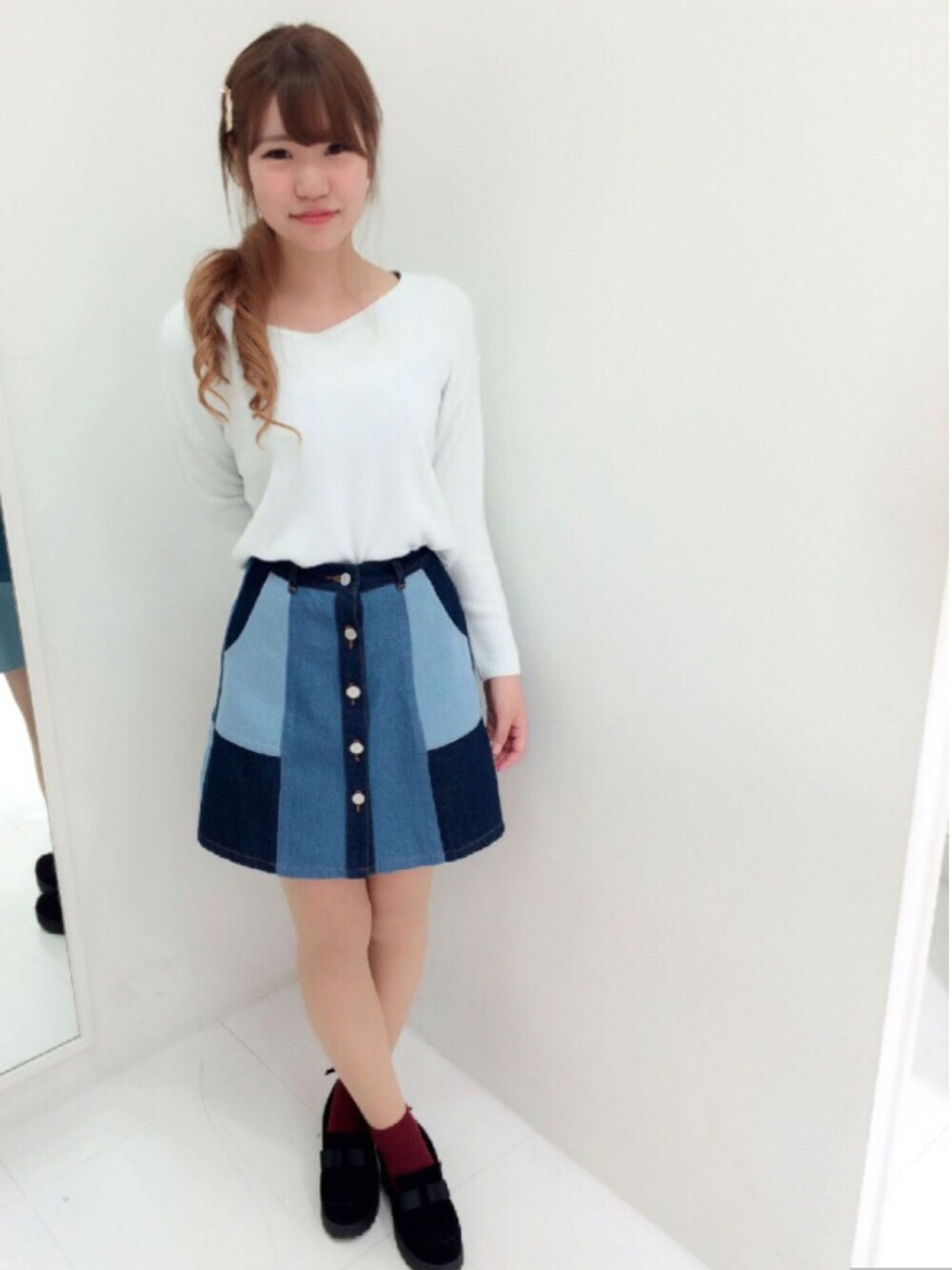 「ナイスクラップ、nice claup、one after another NICE CLAUP、Vネックニット、台形ｽｶｰﾄ、デニムスカート」｜「one after another NICE CLAUPの【ナイスクラップ】春のシンプルＶネックニット（ニット/セーター、グリーン系）」を使った、ま つ ゆ か ◡̈*さん（レディース・166cm）の春コーディネートの1枚目の写真