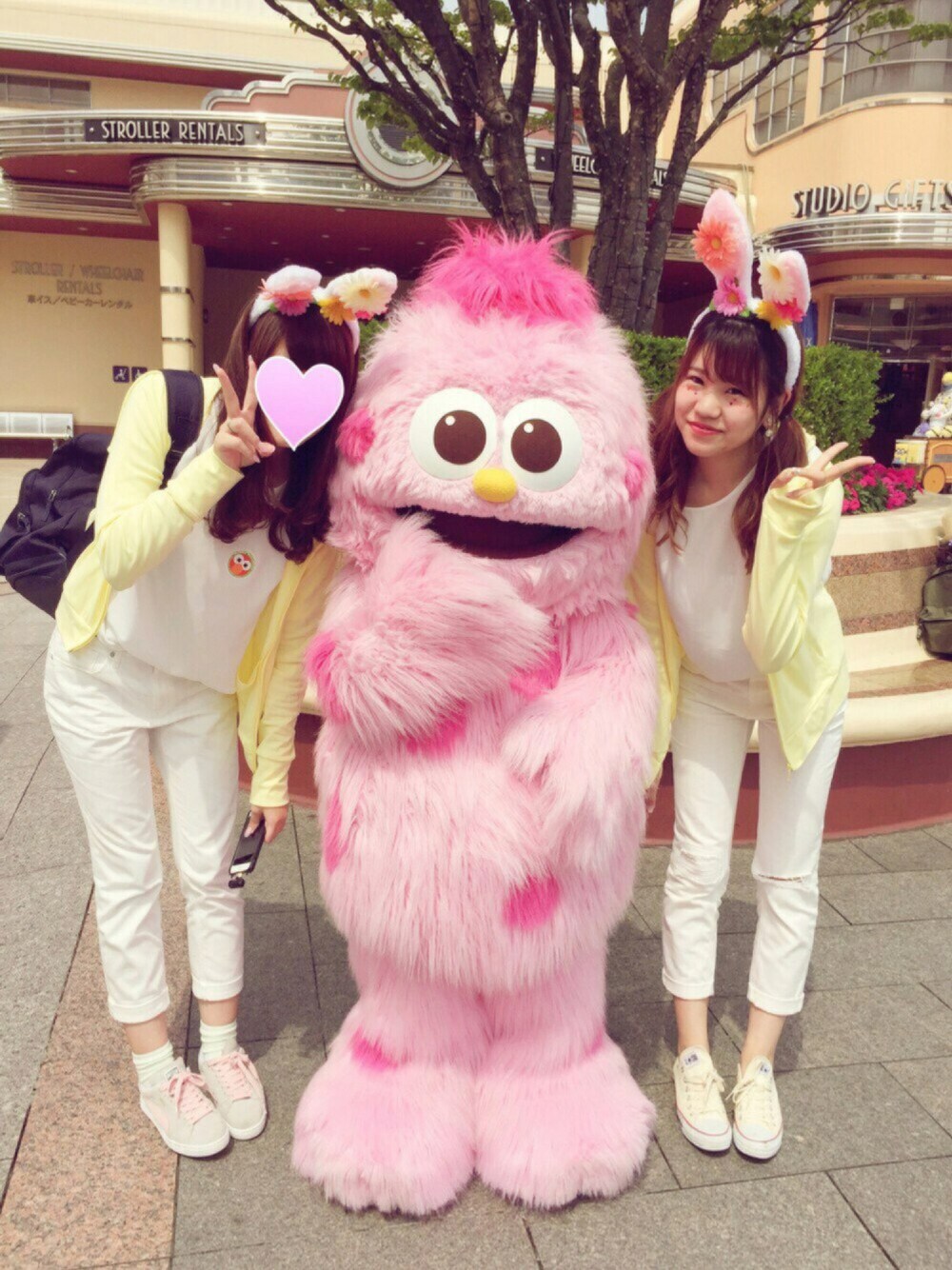 「USJ、イースター、春、うさぎ、うさみみ、おそろいコーデ、ユニクロ、GU、ダメージジーンズ」｜「UNIQLOのアイテム（シャツ/ブラウス、ホワイト系）」を使った、ま つ ゆ か ◡̈*さん（レディース・166cm）の春コーディネートの1枚目の写真