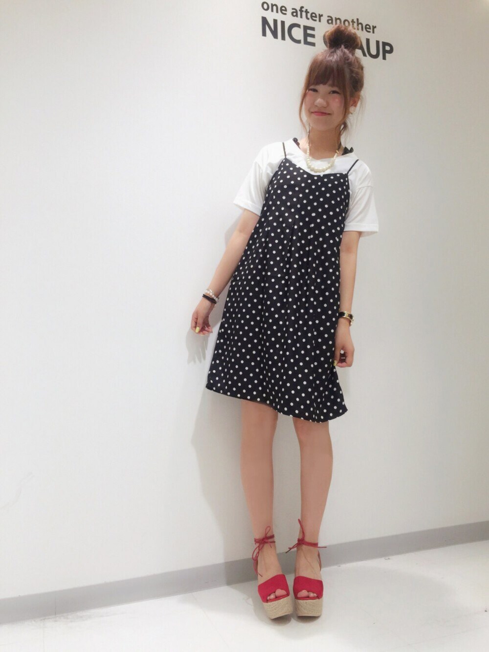 「ナイスクラップ、nice claup、one after another NICE CLAUP、黒アソート、水玉、キャミワンピ、レースアップサンダル、赤×黒」｜「one after another NICE CLAUPのアイテム（ノーカラージャケット、ホワイト系）」を使った、ま つ ゆ か ◡̈*さん（レディース・166cm）の春コーディネートの1枚目の写真