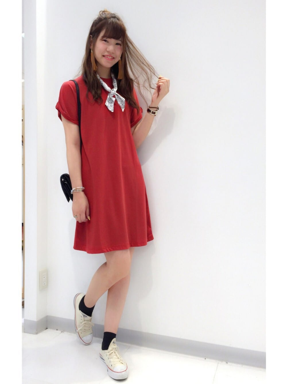 「ナイスクラップ、nice claup、one after another NICE CLAUP、赤、Tシャツワンピ、シンプル、スカーフ、スニーカー、コンバース」｜「one after another NICE CLAUPのアイテム（その他ヘアアクセサリー、ホワイト系）」を使った、ま つ ゆ か ◡̈*さん（レディース・166cm）の夏コーディネートの1枚目の写真