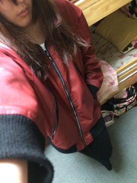 「アイテム（ライダースジャケット、レッド系）」を使った、柘植沙耶さん（レディース・166cm）の冬コーディネート