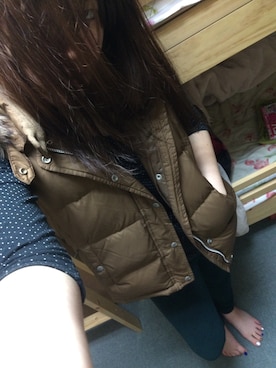 「アイテム（ダウンベスト、ブラウン系）」を使った、柘植沙耶さん（レディース・166cm）の冬コーディネート