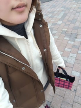 「アイテム（ダウンベスト、ブラウン系）」を使った、柘植沙耶さん（レディース・166cm）の冬コーディネート