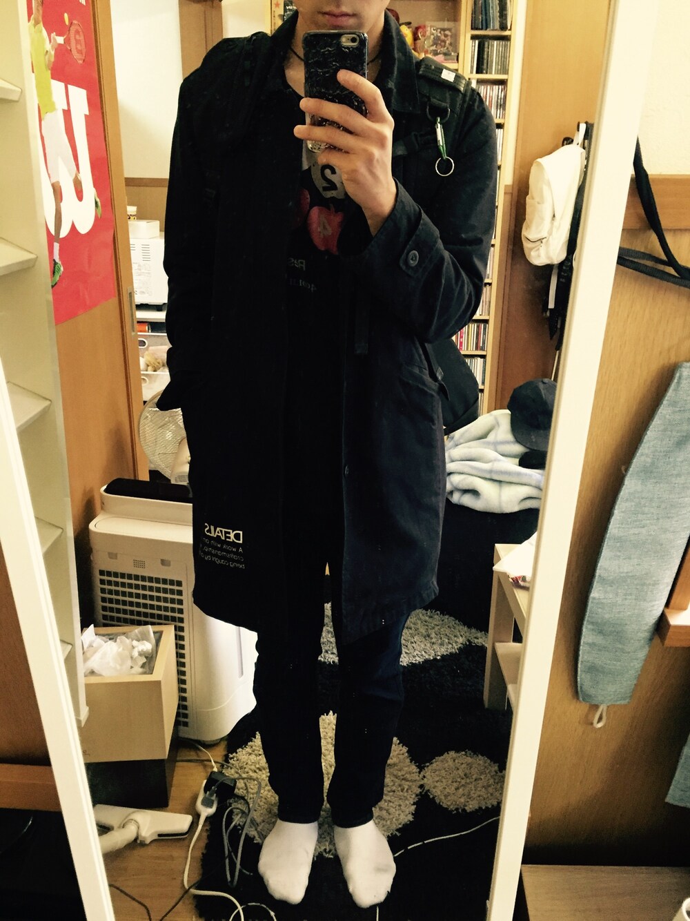 「DETAILSのアイテム（チェスターコート、ブラック系）」を使った、pecoさん（メンズ・177cm）の秋コーディネートの1枚目の写真