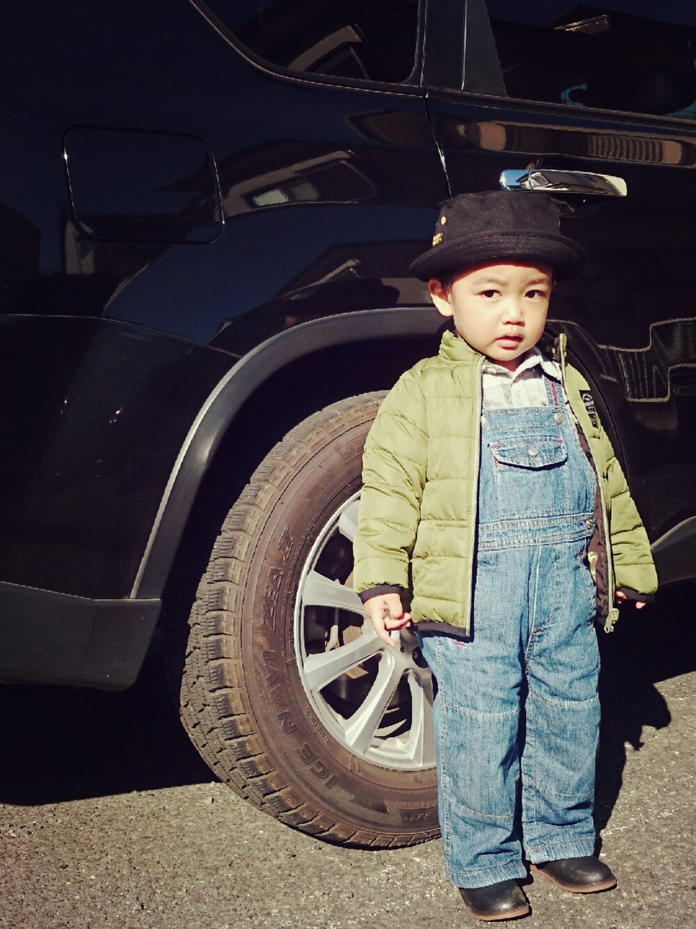 「サイドゴアブーツ、ハット、オーバーオール、男の子コーデ、チェックシャツ、2歳、キッズコーデ、babygap」｜「babyGAPのアイテム（サロペット/オーバーオール、ブルー系）」を使った、ibuibuさん（キッズ・90cm）の冬コーディネートの1枚目の写真