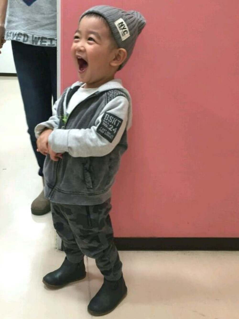 「迷彩、スウェット、ニット帽、パーカー、男の子コーデ、サイドゴアブーツ、2歳、キッズコーデ、ZARA KIDS」｜「ZARA KIDSのアイテム（その他アウター、グレー系）」を使った、ibuibuさん（キッズ・90cm）の冬コーディネートの1枚目の写真