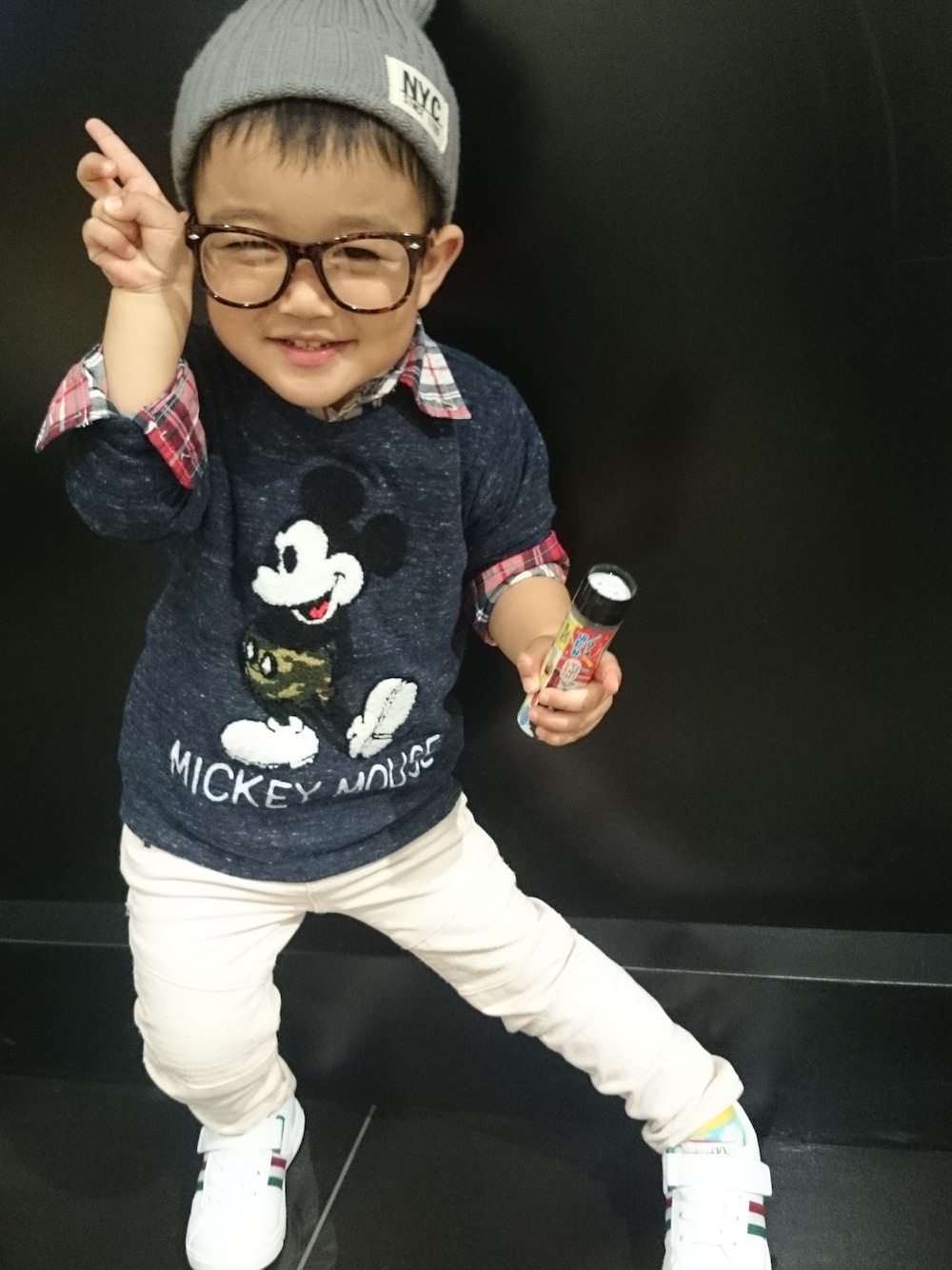 「mickey、ミッキー、チェックシャツ、ニット帽、めがね、2歳、男の子コーデ、キッズコーデ、babygap、Avan Lily」｜「DISNEY JEANSのアイテム（Tシャツ/カットソー、ブルー系）」を使った、ibuibuさん（キッズ・90cm）の冬コーディネートの1枚目の写真