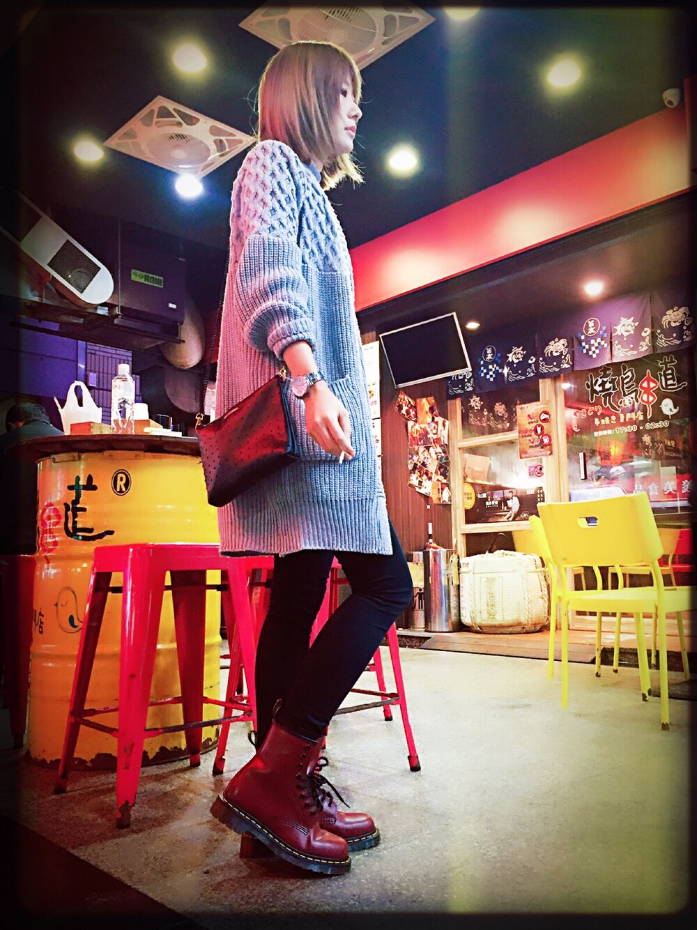 「やきとり 串燒き」｜「Dr. Martensのアイテム（シューズ、ブラウン系）」を使った、Wuさん（レディース・165cm）の秋コーディネートの1枚目の写真