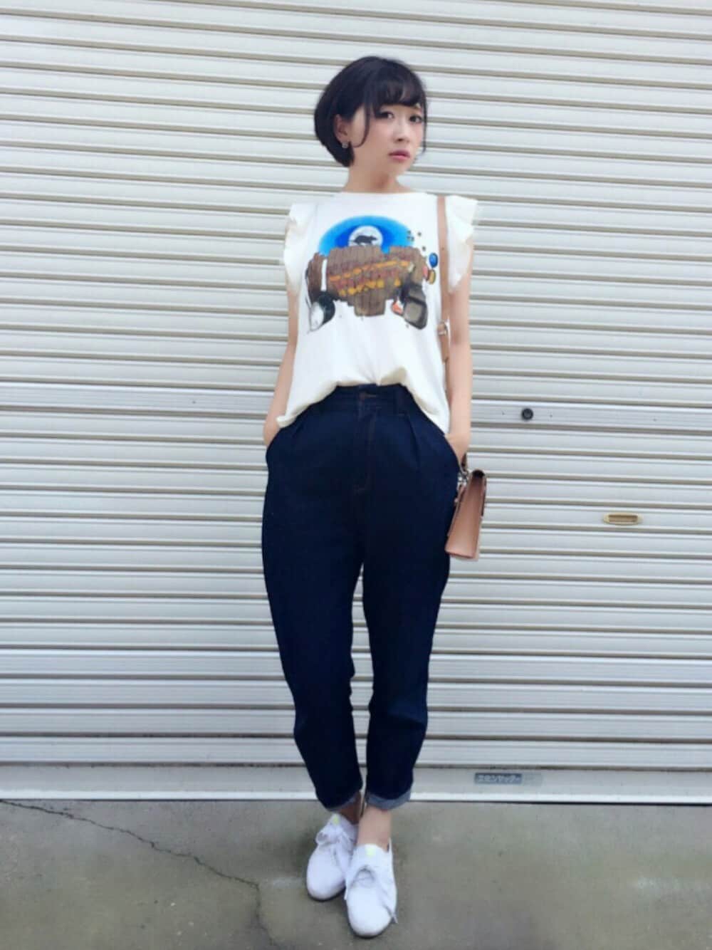 ブルー系のデニムパンツ、ホワイト系のTシャツ/カットソーを着用したレディースの夏コーディネートの1枚目の写真