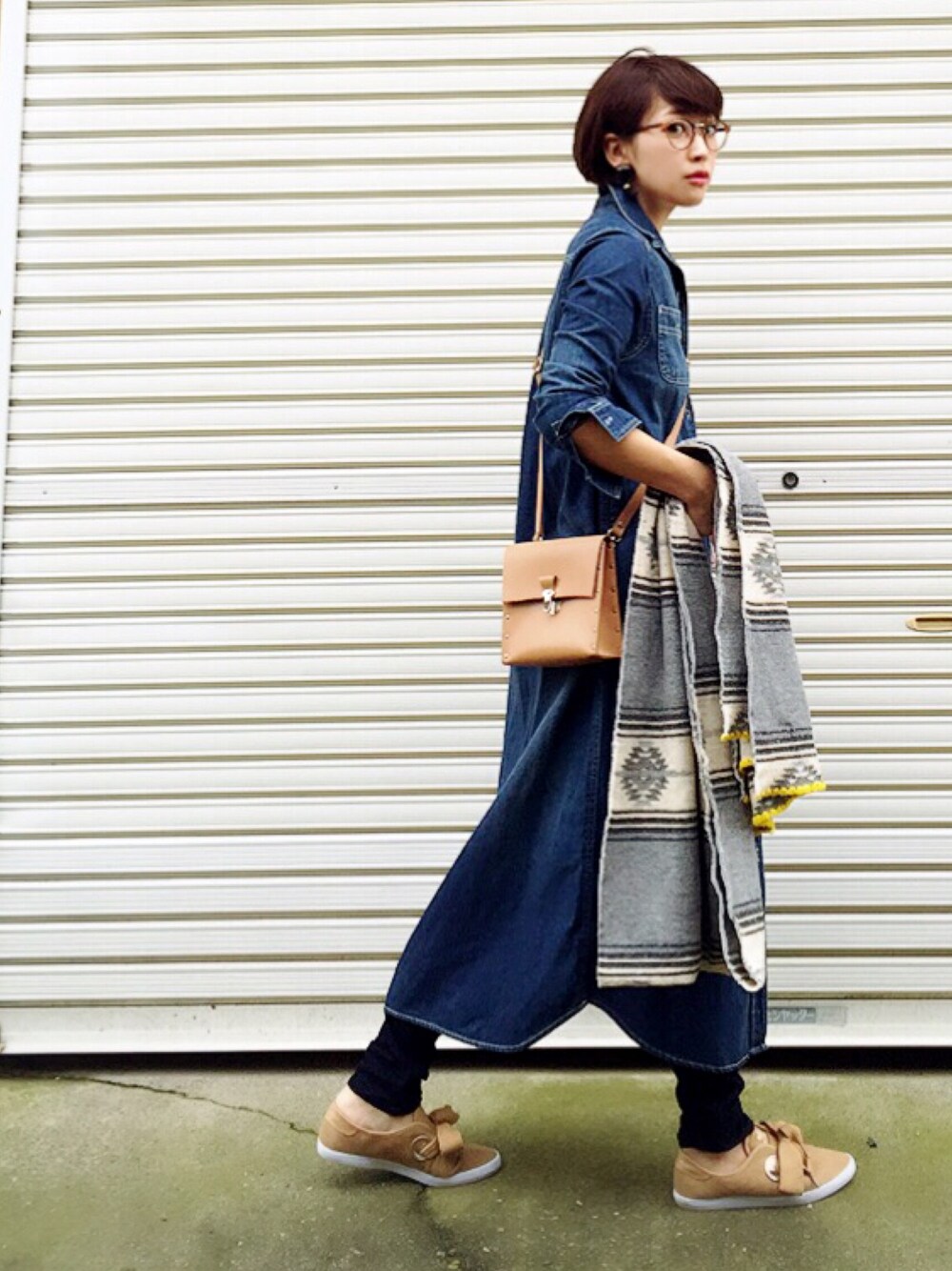 ブルー系のシャツワンピース、ベージュ系のスニーカー、グレー系のストール/ショールを着用したレディースの秋コーディネートの1枚目の写真