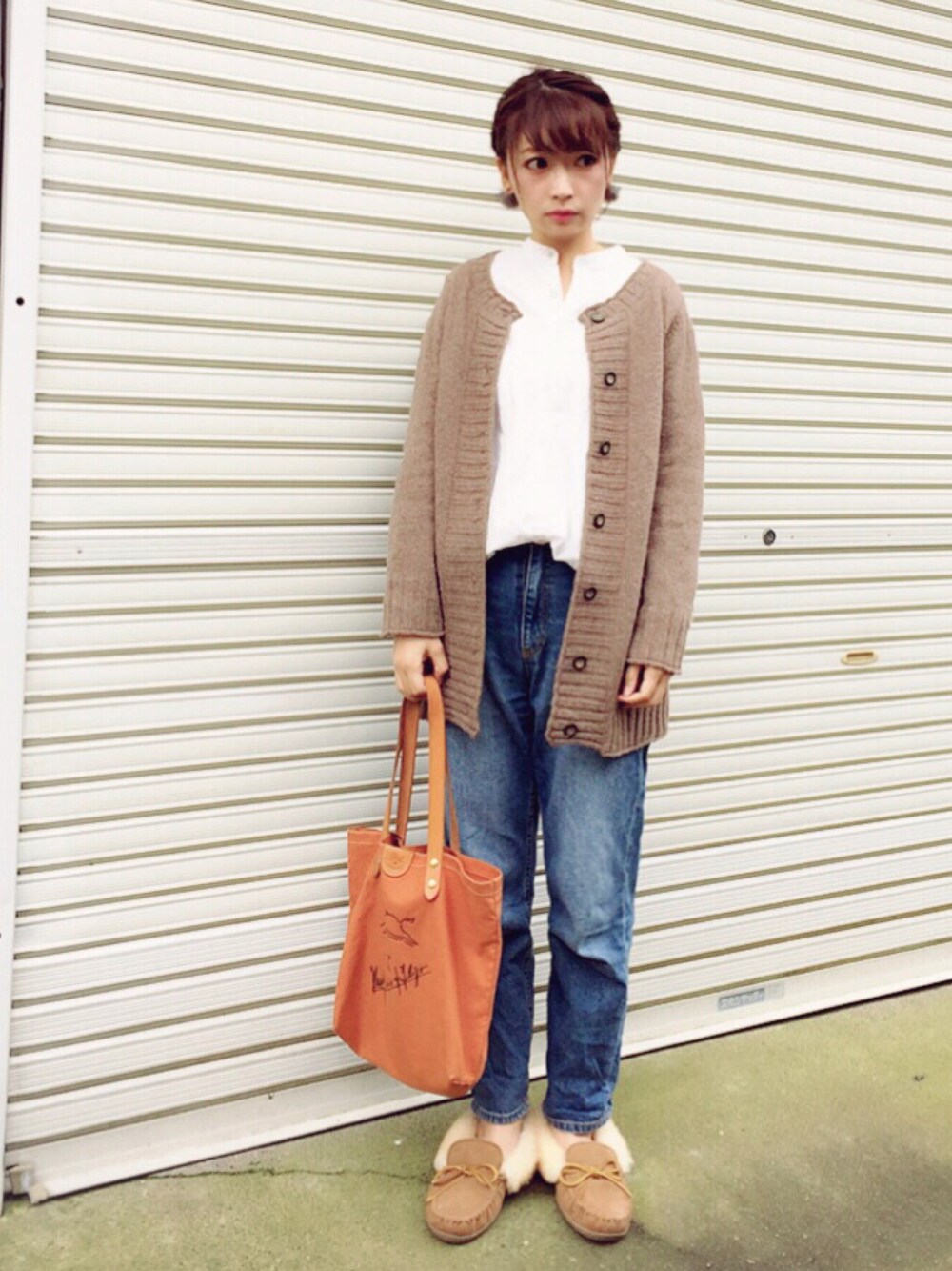 ブルー系のデニムパンツ、ホワイト系のシャツ/ブラウス、ブラウン系のカーディガン/ボレロを着用したレディースの秋コーディネートの1枚目の写真