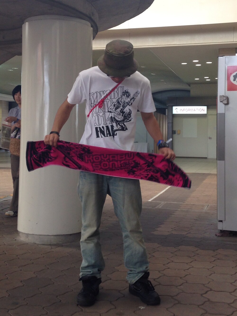 「KOYABUSONIC、インテックス大阪、EDWIN、IL BISONTE」｜「KOYABU SONICのアイテム（Tシャツ/カットソー、ホワイト系）」を使った、shimoさん（メンズ・171cm）の秋コーディネートの1枚目の写真