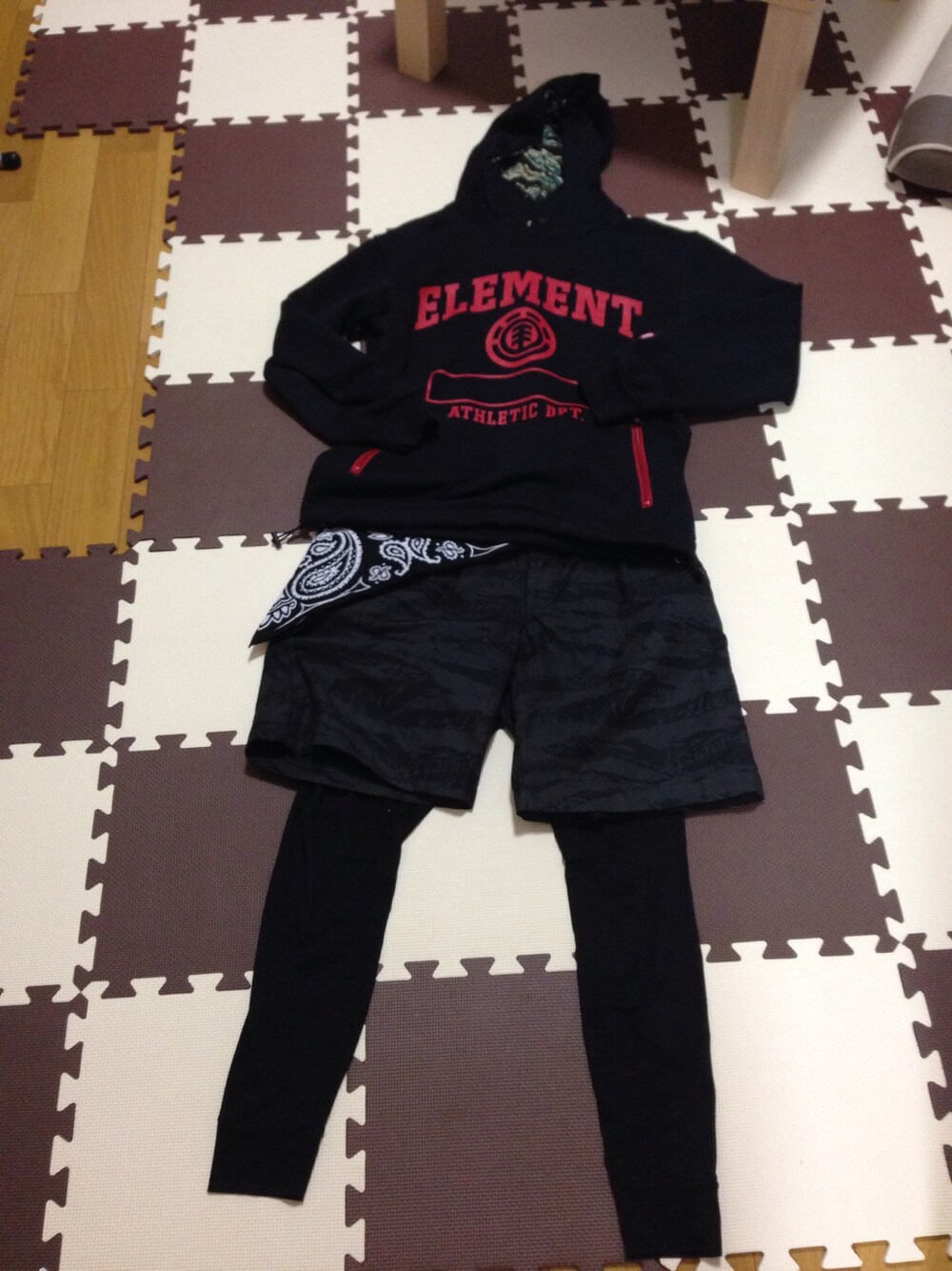 「パーカー、ストリート、黒、カモフラパンツ、バンダナ、element、24karats」｜「24karatsのTiger Camo Shorts（その他パンツ、ブラック系）」を使った、トンガさん（メンズ・171cm）の春コーディネートの1枚目の写真