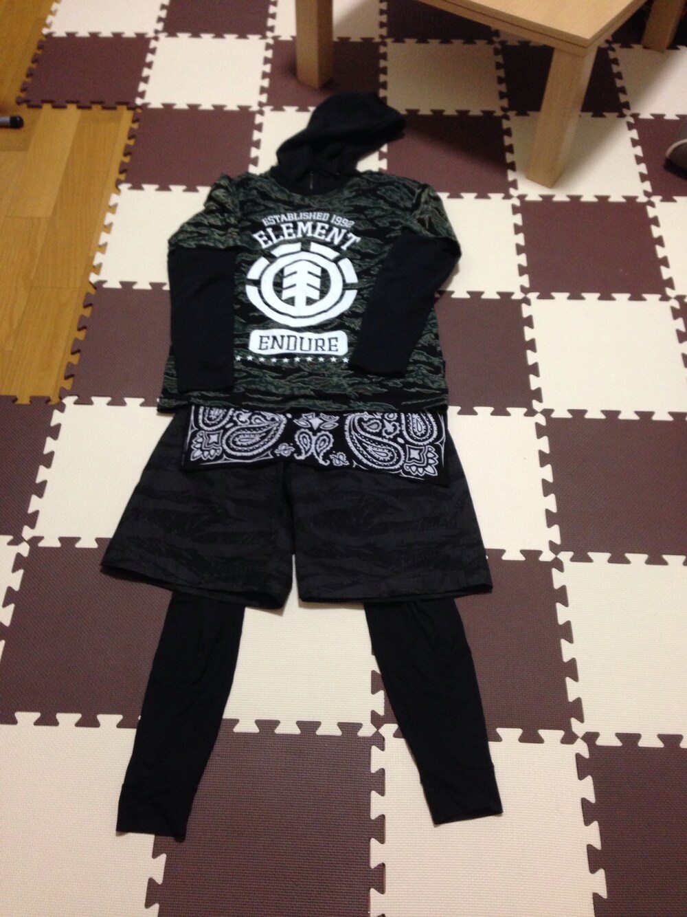 「ストリート、カモフラパンツ、バンダナ、element、24karats」｜「24karatsのBig Paisley Bandanna（バンダナ/スカーフ、ブラック系）」を使った、トンガさん（メンズ・171cm）の春コーディネートの1枚目の写真