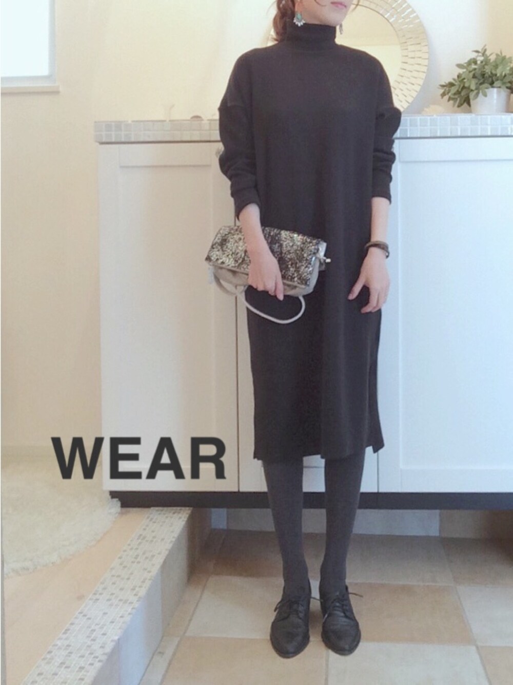 ブルー系のピアス（両耳用）、グレー系のタイツ/ストッキングを着用したレディースの冬コーディネートの1枚目の写真