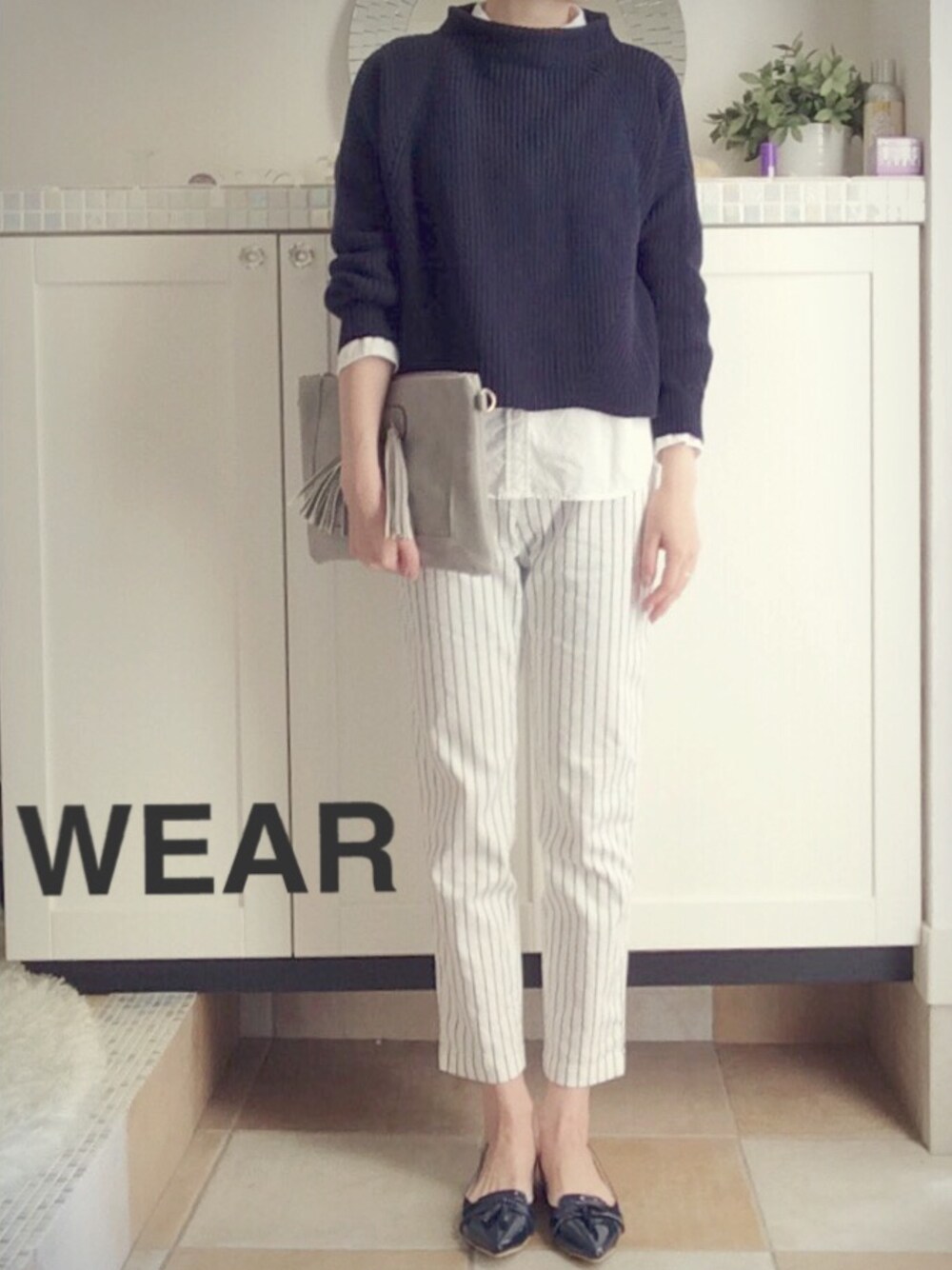 ブルー系のニット/セーター、ホワイト系のその他パンツを着用したレディースの冬コーディネートの1枚目の写真