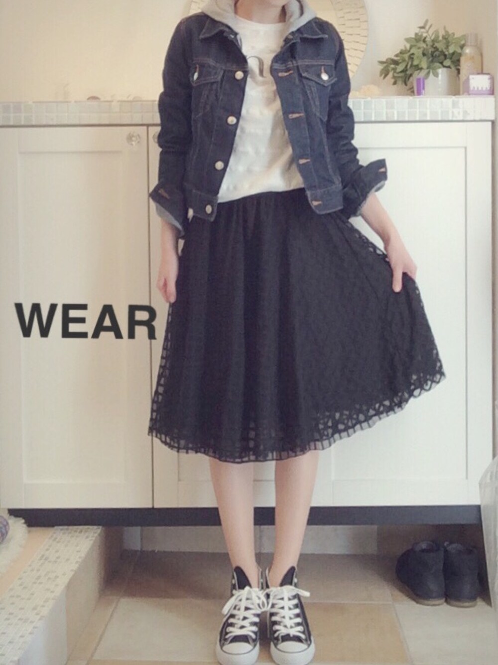 ホワイト系のTシャツ/カットソー、グレー系のパーカー、ブルー系のデニムジャケットを着用したレディースの春コーディネートの1枚目の写真