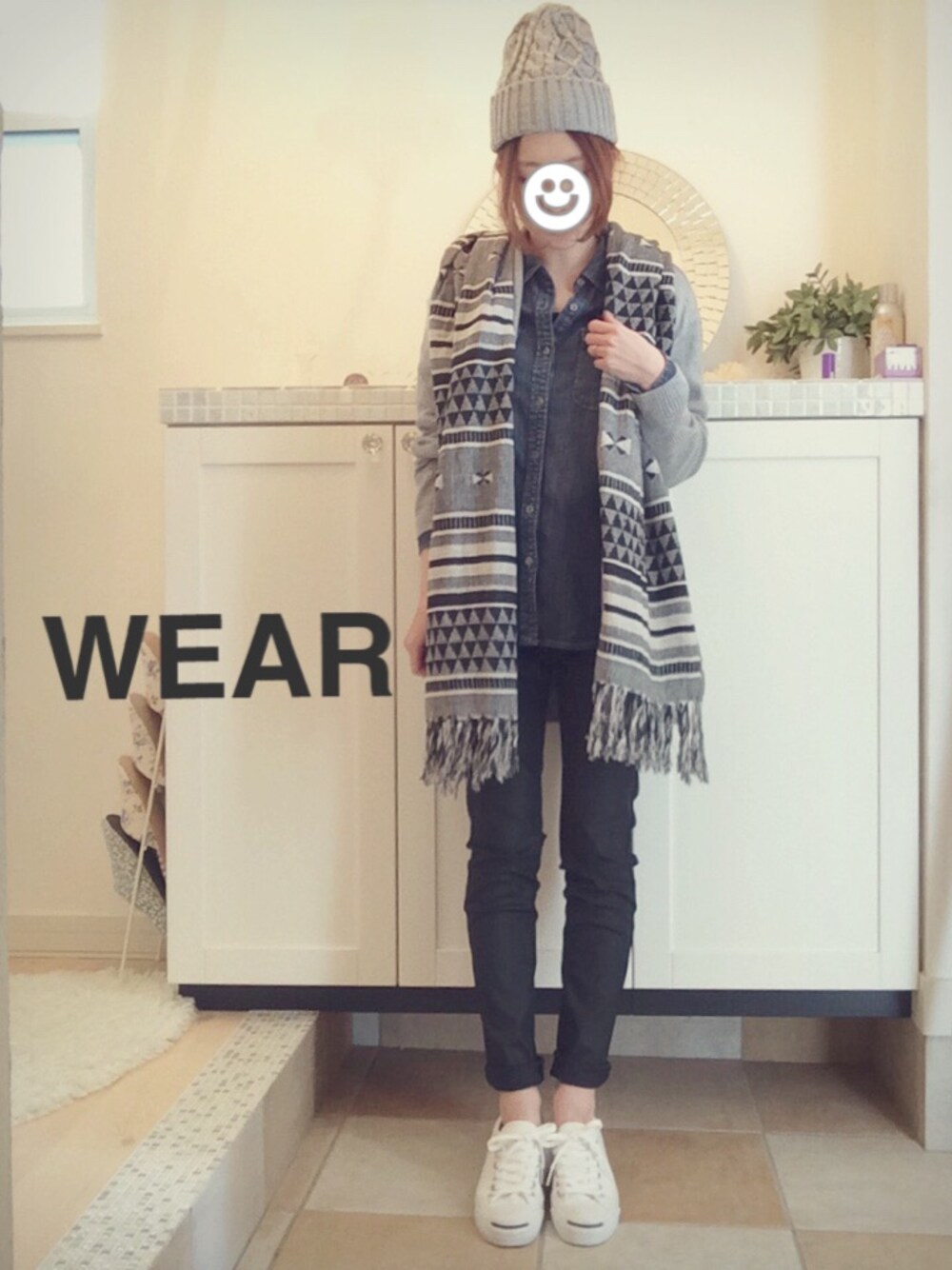 ブルー系のシャツ/ブラウス、グレー系のカーディガン/ボレロ、ホワイト系のスニーカーを着用したレディースの春コーディネートの1枚目の写真