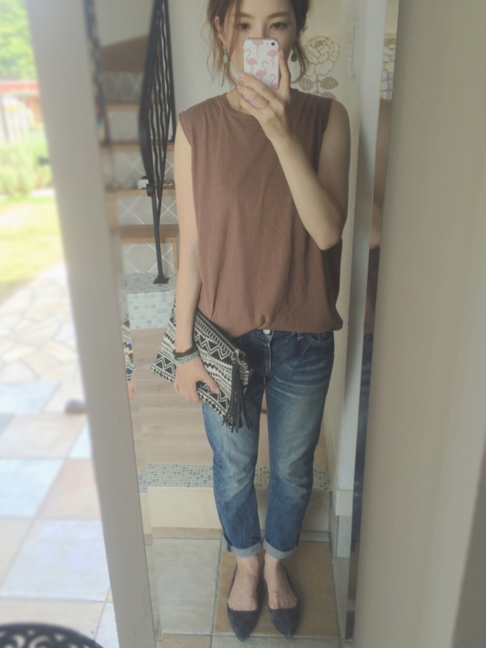 ブラウン系のTシャツ/カットソー、グレー系のパンプス、グリーン系のピアス（両耳用）を着用したレディースの夏コーディネートの1枚目の写真